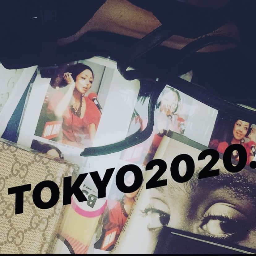 LiLyさんのインスタグラム写真 - (LiLyInstagram)「厳選した過去を引き連れ 新しい街へ✨✨🌈🖋  #事務所移動 ▶︎▶︎▶︎ #別ればなし　 #tokyo2020 執筆中」9月28日 21時43分 - lilylilylilycom