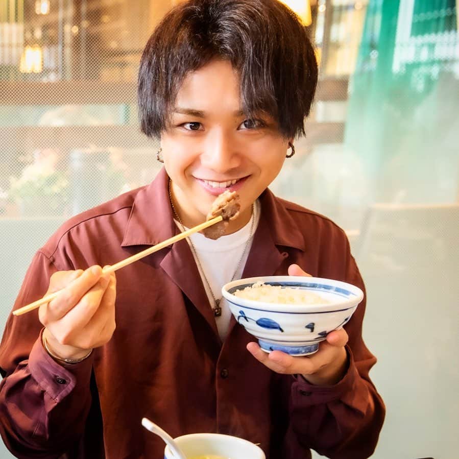 KAZUKI【ANFiNY】のインスタグラム：「みんなぎゅうたんすき？🐮👅笑  #おはし長いのいいよな」