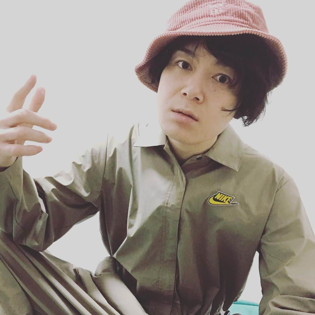 スーパー3助さんのインスタグラム写真 - (スーパー3助Instagram)「今日の私服  #高橋愛さんニューエラコラボ帽子  #NIKEのウィメンズスポーツウェアカバーオール  #カッコつけてるが足短すぎて裾上げ必須」9月28日 21時38分 - super3suke_nyankostar