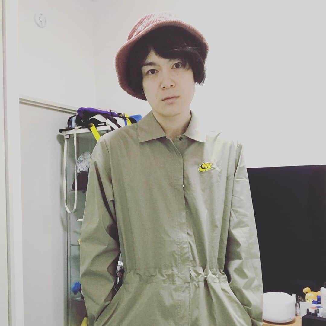 スーパー3助のインスタグラム：「今日の私服  #高橋愛さんニューエラコラボ帽子  #NIKEのウィメンズスポーツウェアカバーオール  #カッコつけてるが足短すぎて裾上げ必須」