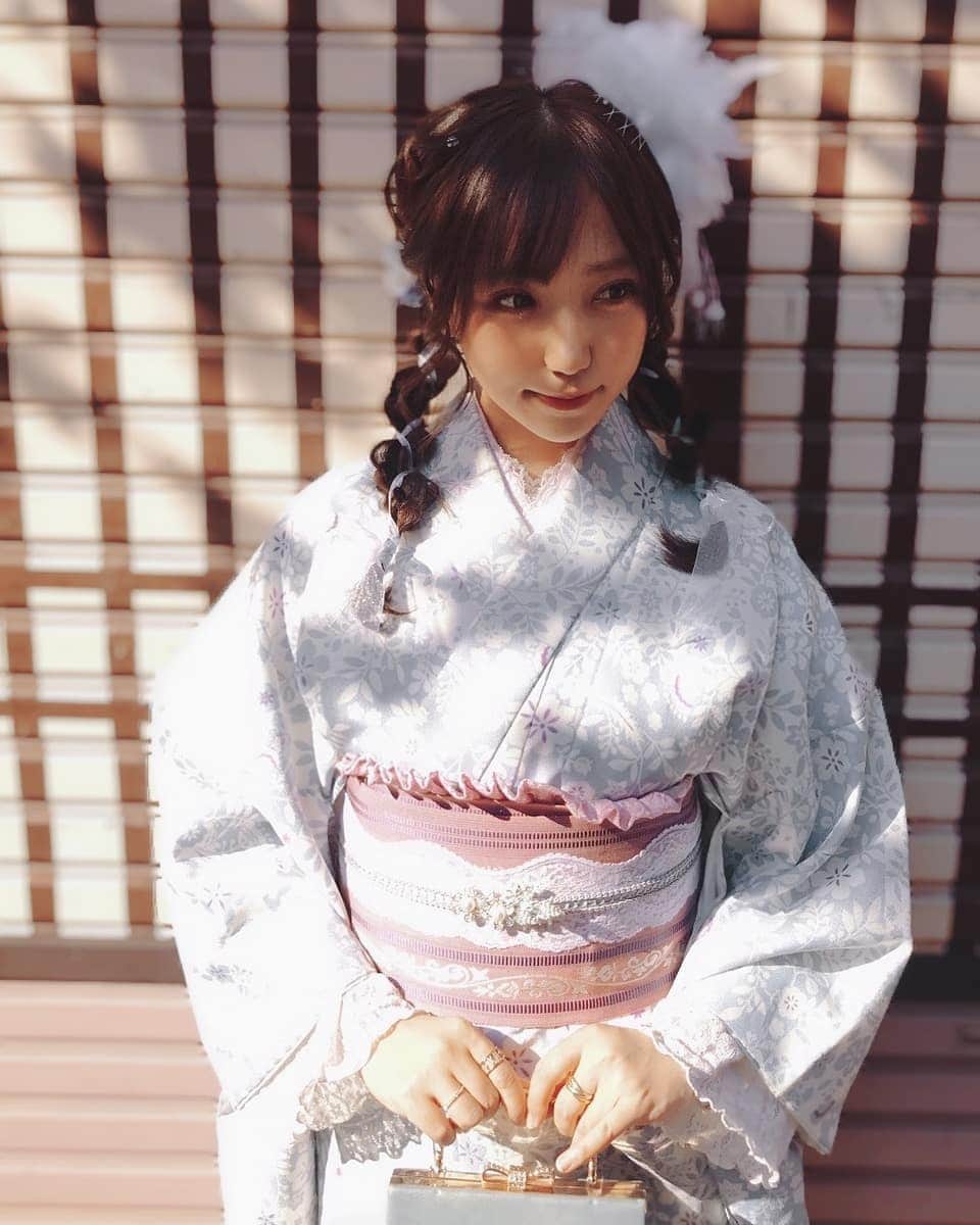 永瀬那奈のインスタグラム：「にしびまぶし～の人。  #浅草食べ歩き #浅草デート #浅草着物レンタル #レンタル着物 #リボンアレンジ #リボンヘア #和服 #ヘアアレンジ#hairarrange #kimonostyle #japanese」