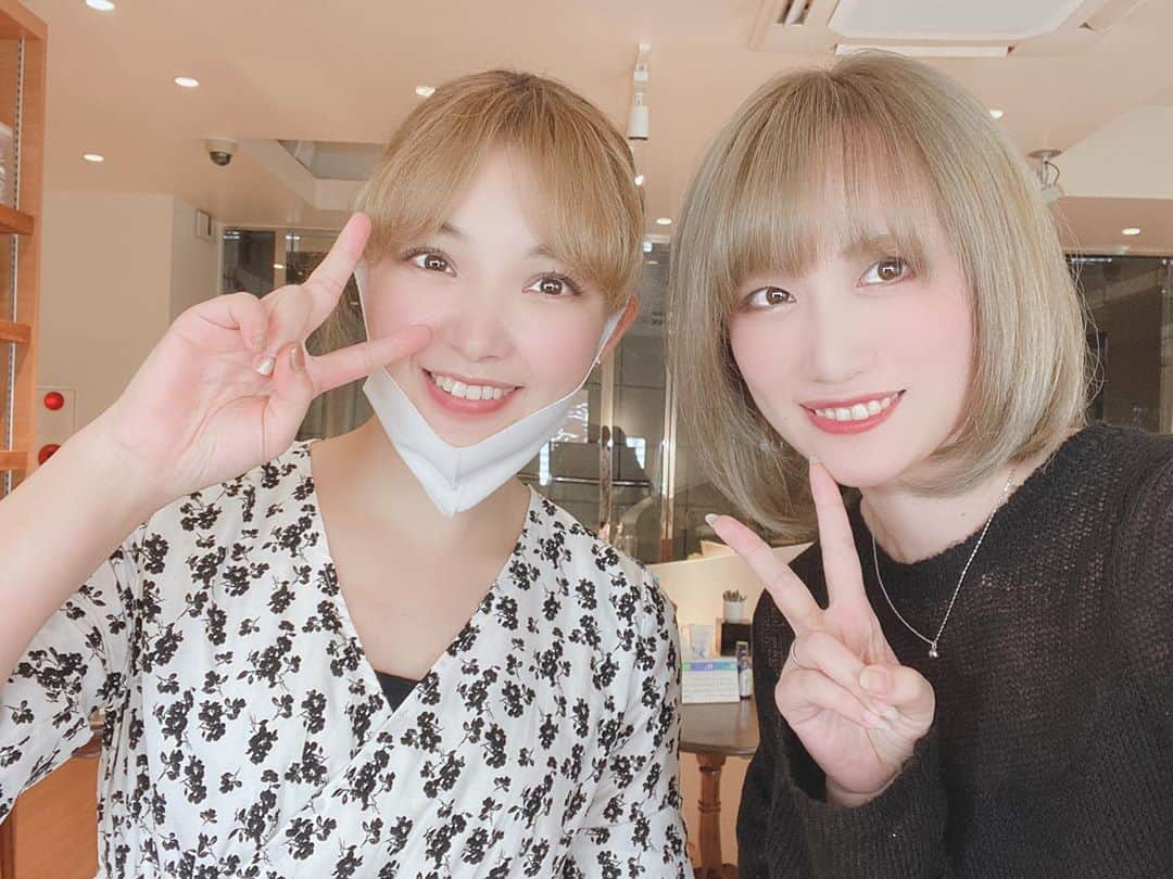 夕香里（ATY）のインスタグラム：「いつものVAN COUNCILへ行ってまいりました！  ついに、金髪逆戻り🥰 お色はベージュとグレーを入れてもらい、根元を少し暗めにして色が抜けていくのを楽しめるカラー 毛先がかなり傷んでたので、長めのボブにして頂きました✨  そして、担当の森田さんが今月末に退職されるそうで😭 前回までのハイライトが入った暗めのヘアスタイルもとても気に入っていたけど、やっぱり長年やって頂いてた金髪をもう一度森田さんにやって頂きたい！と思い、金髪の集大成という感じで今回この色にしました☺️ ところどころハイライトの入った髪の毛を金髪にするというなかなか難しいお願いをしてしまいましたが、めちゃくちゃ綺麗な色にして下さいました！さすが過ぎます😂 ATYとして活動する前から、ヘアーショーなどでいつもお世話になっていた森田さん。 女子トークからお仕事の深ーい話まで、たくさん色んな話が出来て、本当にいつも楽しかったです。 これからもずっとずっと応援しています🤗♡ 本当にありがとうございました！！  #ATY #夕香里 #金髪ボブ #VANCOUNCIL」