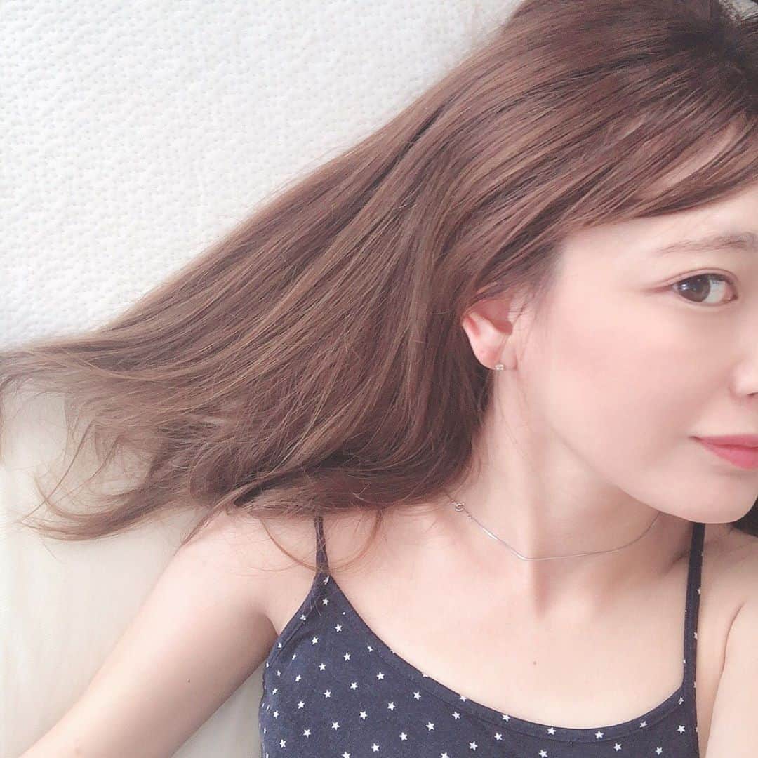 菊池かなこのインスタグラム：「. MAKUAKEでクラウドファンディング中の 「2秒で寝落ち」ヒツジのいらない枕 試作品を試させていただきました🐏✨✨ . 受け取った瞬間、ずっしり重くて これが枕？！と思いました🤔 . 動画で見ると分かるけど、 ぷにょんぷにょんで物凄く新感覚な触り心地！ . このTPE素材と三角格子構造で 肩や首をサポートしてくれて 寝返りもしやすく寝起きがすごく良い✨ . 10年型崩れしない構造らしくてすごい！！ 愛用します🤍 . MAKUAKEでお得に買えるのでチェックしてみてね👌 ストーリーにURL載せました！ . . ୨୧┈┈┈┈┈┈┈┈┈┈┈┈┈┈┈┈┈୨୧ @liang_roys #ヒツジのいらない枕　#枕 #ピロー #快眠 #快眠枕 #ぷにょん #ぽにょん #睡眠の質 #睡眠改善 #枕難民 #気持ちいい #解消 #肩こり #頭痛 #スマホネック #ストレートネック #整体 #寝具 #旅 #旅行 #海外旅行 #pr #makuake#クラウドファンディング」