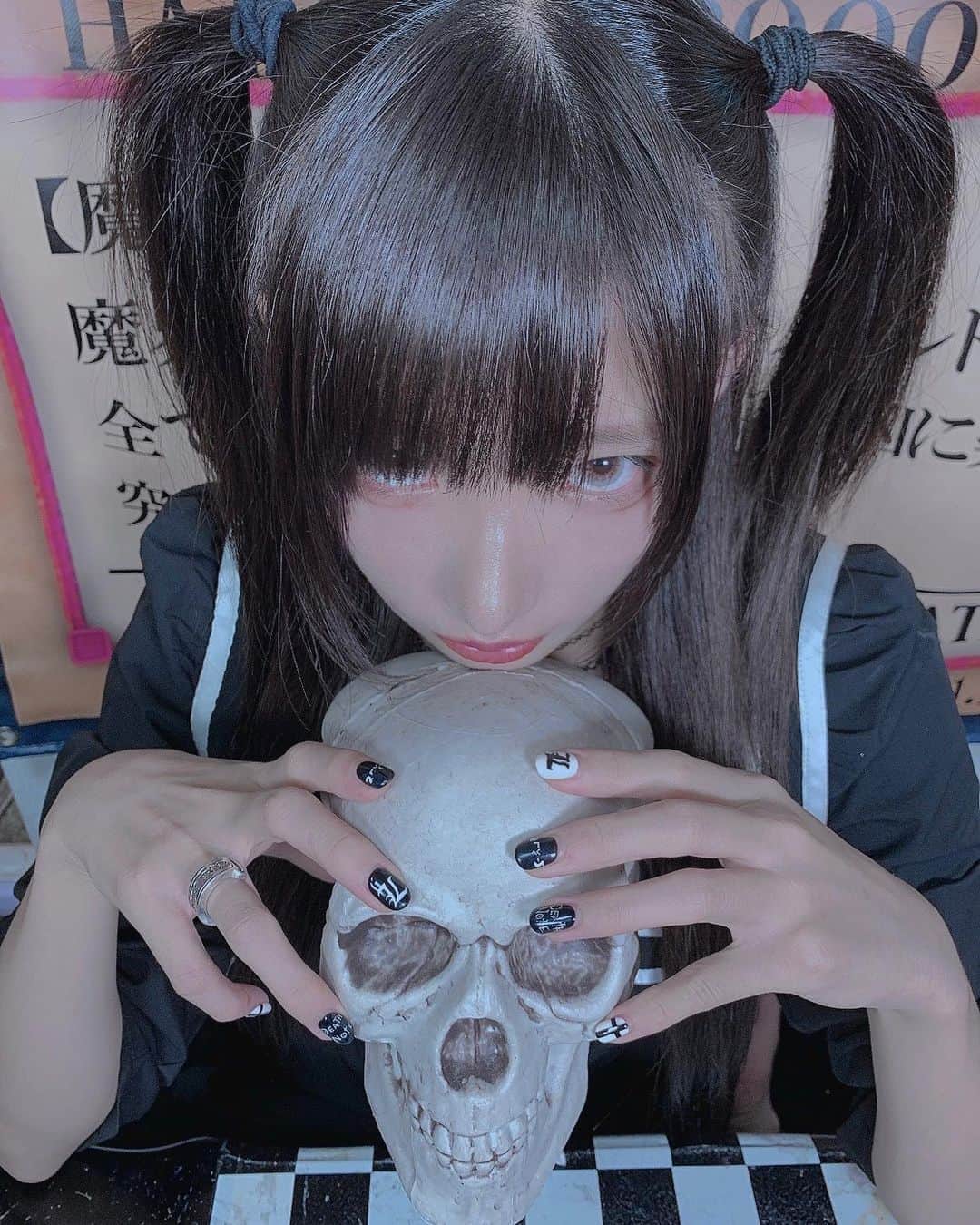 のインスタグラム：「これで永遠にボクだけのモノ ドコにも逝かないね ぴ様の元でこうなりたい？ コレはぁあ〜あうあ〜キミDEボク  グレーのフチなしカラコンDEATH  #椎名ひかり　#ぴかりん　#ぴ様」