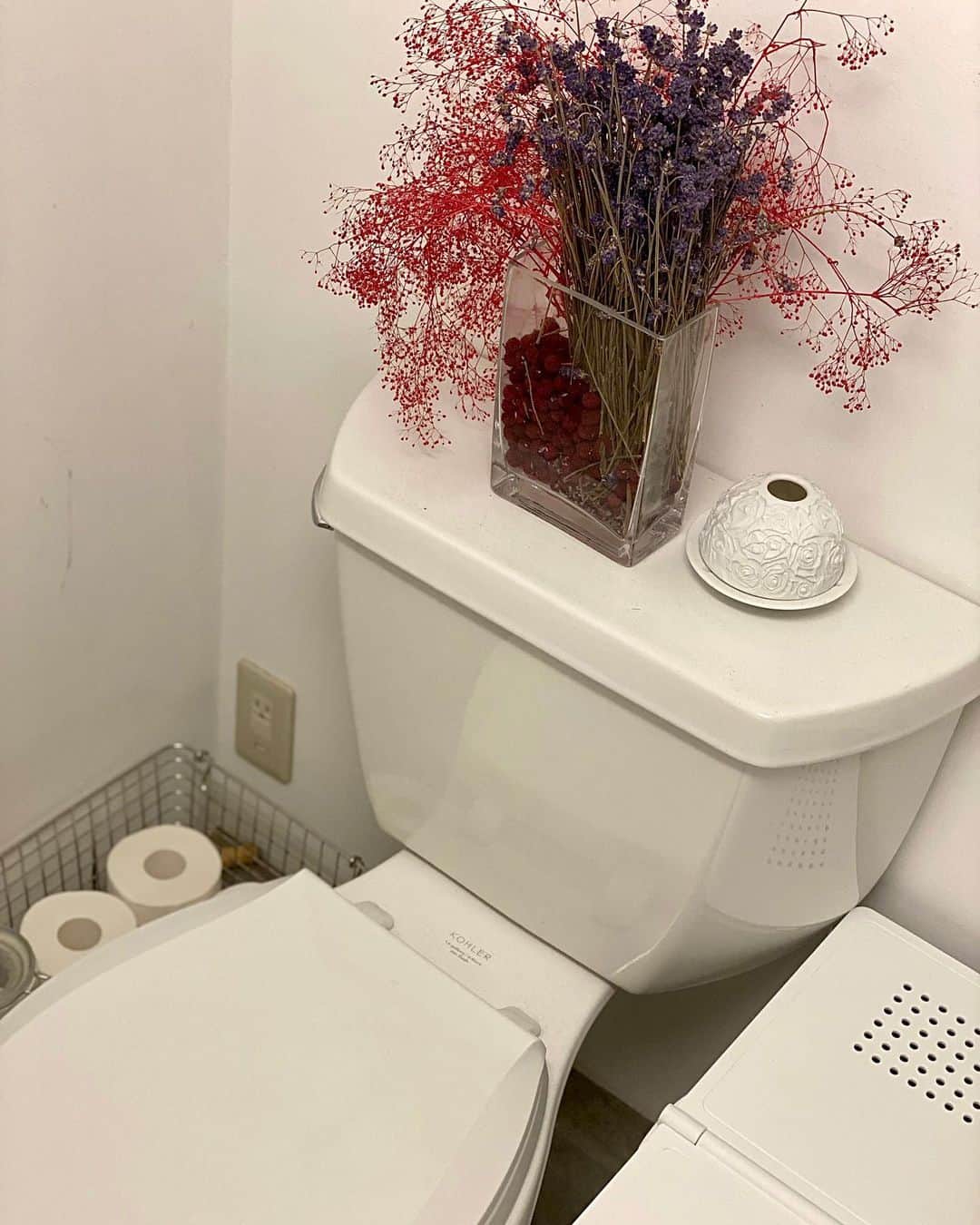安部ニコルのインスタグラム：「🏡の一部公開その2🧴🚽💐🥀✨  1枚目 花瓶、花は楽天 キャンドル入れ？はポールからのプレゼントでBERNARDAUD🇫🇷❤️ トイレットペーパーのかごは無印 . . 2枚目 ボトルはマーチソンヒューム 中身は薬用キレイキレイw  #インテリア　#インテリア雑貨　#トイレインテリア #洗面台　#マーチソンヒューム　#楽天 #bernardaud」