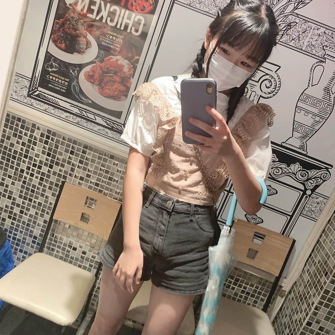 みのり（民謡ガールズ）のインスタグラム：「前撮った写真❕  #WAWAWA #みのり #三つ編み #ショートパンツ #ショーパン #ベージュ #ベスト #ブラウス #傘 #instagood #instalike #follow」