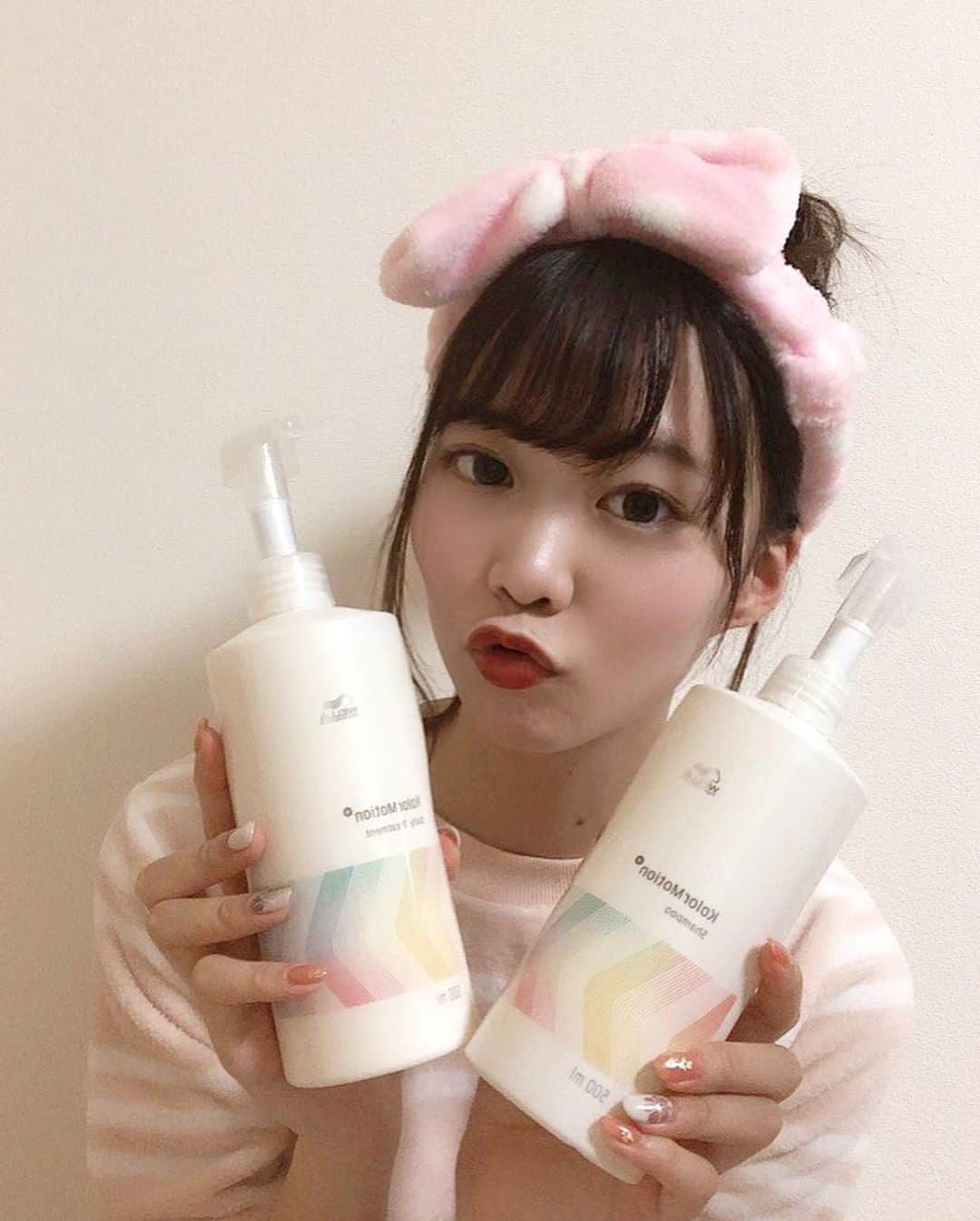 齋藤佳穂のインスタグラム：「カラーモーションプラスのシャンプーとデイリートリートメントをいただいて使っています💗  これを使ってから髪がさらさら！手触りもすごくいい感じ〜♪  ヘアカラーの『色持ち』『ツヤ』『質感』に特化したものなのでヘアカラーを長く楽しむことができます🥰 ヘアカラーしている方におすすめ！  @wellapro_japan @nyny_official_account  #カラーモーション#4ウィークプログラム#さあサロンに行こう#イルミナカラー#イルミナ#ウエラプロフェッショナル#NYNY#さあNYNYに行こう#カラーケア#秋カラー #ミスキャン#パジャマ #モコモコ」