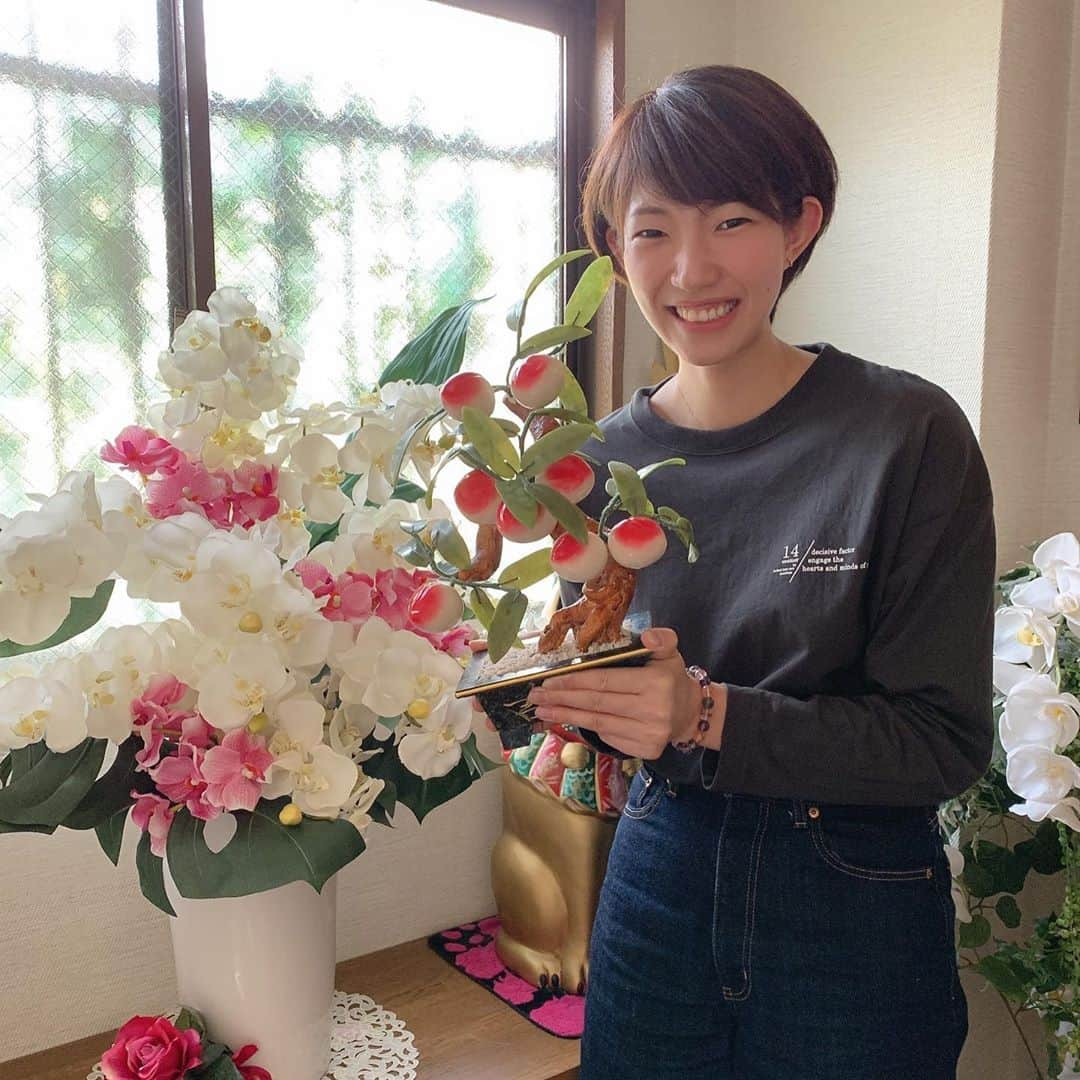 石井優希さんのインスタグラム写真 - (石井優希Instagram)「. . 2年半ぶりに　@imagawa_yoshimi  さんにたくさんパワー注入して頂き幅広くいろんなお話をきいて自分らしく頑張ろう！と前向きな気持ちになりました🤝✨ パワー💎貰えるだけ貰って帰って来たから怖いもの無し🤪👍🏼 明日からも怪我なくリーグに向けてがんばろーう💫  桃の木🍑はしっかりリビングに飾って運気UP☝️✨  ありがとうございました💛  #あびこの母 #いまがわ金魚 #占いさん」9月28日 22時00分 - yuki.ishii