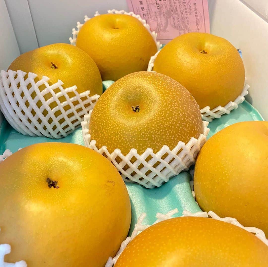 内山信二さんのインスタグラム写真 - (内山信二Instagram)「誕生日プレゼントで頂いた🎁 愛知県篠島のタコ 宮城県蔵王の梨 山梨県のシャインマスカット どれもうま山〜マックスでした‼️ #日本は美味いもので溢れてる  #日本に生まれてよかった  #感謝 #内山信二」9月28日 22時00分 - meetbowl2929