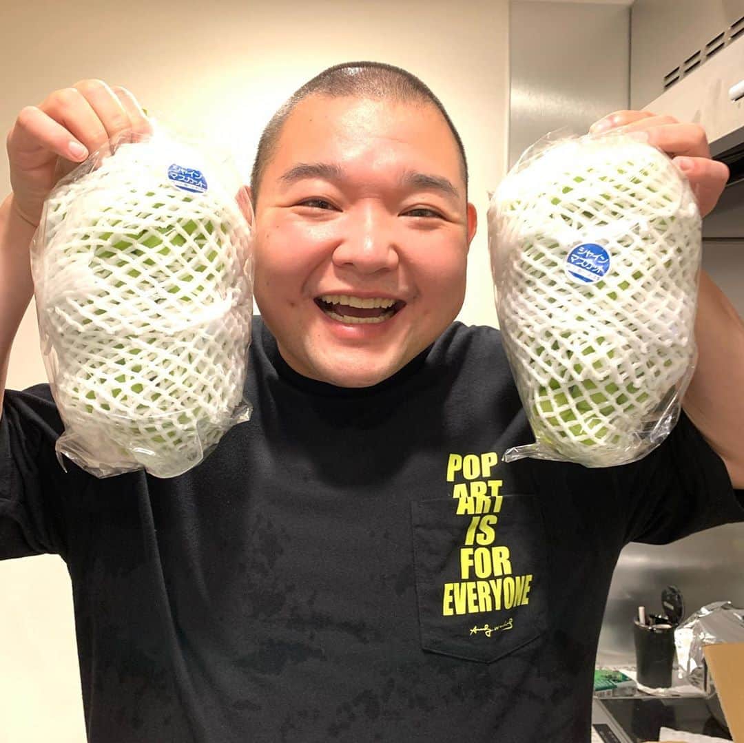 内山信二さんのインスタグラム写真 - (内山信二Instagram)「誕生日プレゼントで頂いた🎁 愛知県篠島のタコ 宮城県蔵王の梨 山梨県のシャインマスカット どれもうま山〜マックスでした‼️ #日本は美味いもので溢れてる  #日本に生まれてよかった  #感謝 #内山信二」9月28日 22時00分 - meetbowl2929