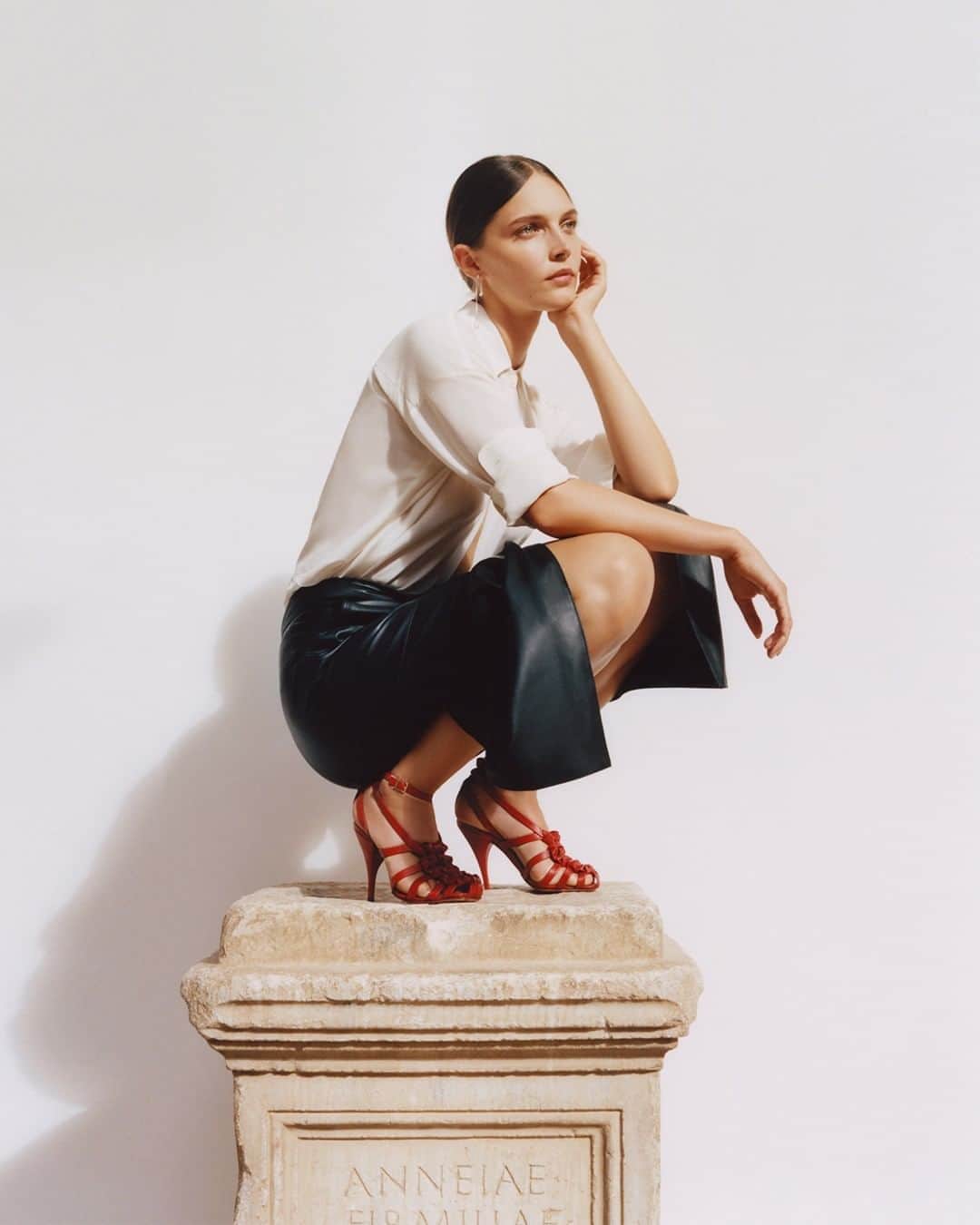 サントーニのインスタグラム：「A modern masterpiece: Andrea Renieri's (@wunderkammer79) beautiful Nodi sandals, made under the skilful hands of Santoni artisans, envelope the foot with elegance and enrich every look with distinctive detailing.   #santonigalleria01 #santoniSS21 #santoni #makersofbeauty #milandigitalfashionweek #mfw」