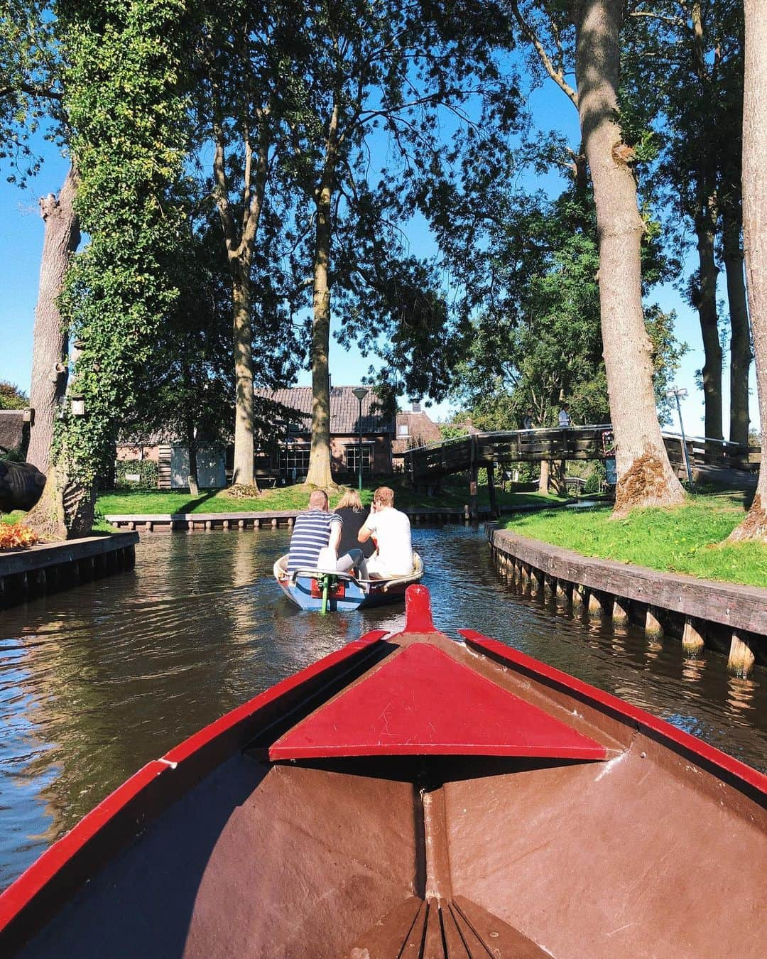 アンディー・トレスさんのインスタグラム写真 - (アンディー・トレスInstagram)「Finally went to Giethoorn, the “Venice of the Netherlands”. It was very very beautiful indeed 🛶 #giethoorn」9月28日 22時00分 - stylescrapbook