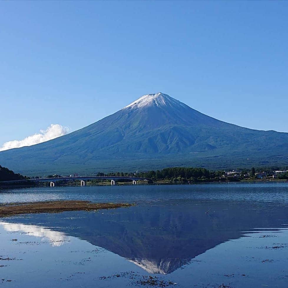 綾小路きみまろさんのインスタグラム写真 - (綾小路きみまろInstagram)「こんばんは。 綾小路きみまろです。  綾小路きみまろTV  第一回きみまろクイズ ご覧いただきまして ありがとうございました。 次回の放送もお楽しみに😉✨  さて、 今日の河口湖は久しぶりの☀️ とても気持ちのよい 富士山🗻日和でした！  今朝(28日朝)、富士山の初冠雪❄️が観測されたそうです。平年より2日早く、去年と比べて24日早い観測だそうです。  ちょっと前まで猛暑が続いていたのに、なんだかピンときませんが、一歩一歩冬に向かっているようです。  冬のお話しは、 ちょっと気が早かったですが😃💦 いきなり冬ではなく、 その前に✨紅葉ですよ❗ 11月頃には、河口湖の紅葉をぜひ見にいらしてくださいね。  色々楽しみな季節ですね🍁  #綾小路きみまろ #きみまろ茶やからの富士山ビュー  #河口湖 #富士山 #初冠雪 #コロナに負けるな」9月28日 21時55分 - ayanokojikimimaro_official