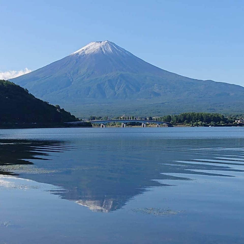 綾小路きみまろさんのインスタグラム写真 - (綾小路きみまろInstagram)「こんばんは。 綾小路きみまろです。  綾小路きみまろTV  第一回きみまろクイズ ご覧いただきまして ありがとうございました。 次回の放送もお楽しみに😉✨  さて、 今日の河口湖は久しぶりの☀️ とても気持ちのよい 富士山🗻日和でした！  今朝(28日朝)、富士山の初冠雪❄️が観測されたそうです。平年より2日早く、去年と比べて24日早い観測だそうです。  ちょっと前まで猛暑が続いていたのに、なんだかピンときませんが、一歩一歩冬に向かっているようです。  冬のお話しは、 ちょっと気が早かったですが😃💦 いきなり冬ではなく、 その前に✨紅葉ですよ❗ 11月頃には、河口湖の紅葉をぜひ見にいらしてくださいね。  色々楽しみな季節ですね🍁  #綾小路きみまろ #きみまろ茶やからの富士山ビュー  #河口湖 #富士山 #初冠雪 #コロナに負けるな」9月28日 21時55分 - ayanokojikimimaro_official