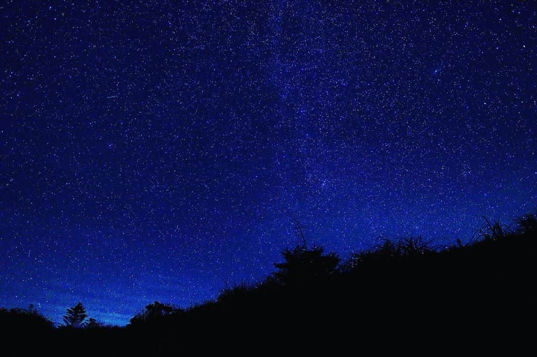 金子貴俊のインスタグラム：「星を見上げる気持ちになる事なんかないって人いるかなー？ もしいたら、たまに見て欲しいな。結構いいですよ。 ただただぼーっと見上げる。 立ったままはしんどいから、寝そべってね。ああー、星見に行きたいなぁー。」
