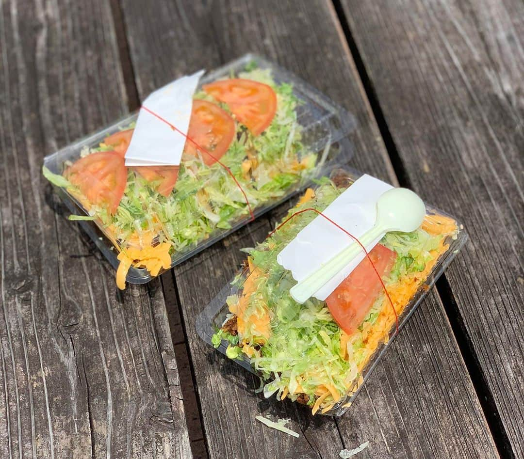 Yukaさんのインスタグラム写真 - (YukaInstagram)「キングタコス🌮 - タコス(4pc) ¥700 タコライスチーズ野菜 ¥700 - 元々タコライスが好きだから、 友達に勧められてからずっと期待してて、やっと食べれた🥺 パックのフタが閉まらないぐらい超絶盛り❤️ スパイシーソースをかけたら食欲をそそられた💕 ボリュームだけじゃなくて、値段も味も最高だった😍 ただ量本当に多いから、1人だと食べ切れないかも😅 - 沖繩必吃的塔可飯跟塔可餅🌮 一直聽朋友推薦，存在口袋名單好久，終於有機會吃到了 兩種都是¥700 拿到的當下差點沒被那個份量嚇死 量多到蓋子蓋不起來，光是拿起來拍照裡面的東西就一直掉出來😅 醬料有分番茄醬跟辣醬兩種可以選，選了辣的 辣度很剛好，超級開胃，但這個份量多到我也投降🥵 好好奇這種份量真的有人把整個吃光嗎？ 現在邊打這文章邊回味那個味道，好想再去吃呀😭  #okinawa#okinawajapan#okinawalife#okinawatrip#okinawalunch#tacos#tacorice#food#foodgram#foodstagram#タコライス#キングタコス#タコス#沖縄#沖縄旅行#沖縄グルメ#沖縄観光#沖縄ランチ#グルメ#タコライス好き#キングタコス金武本店#金武#グルメ部#うまい#コスパ最高#沖縄料理」9月28日 21時56分 - loveyuka06