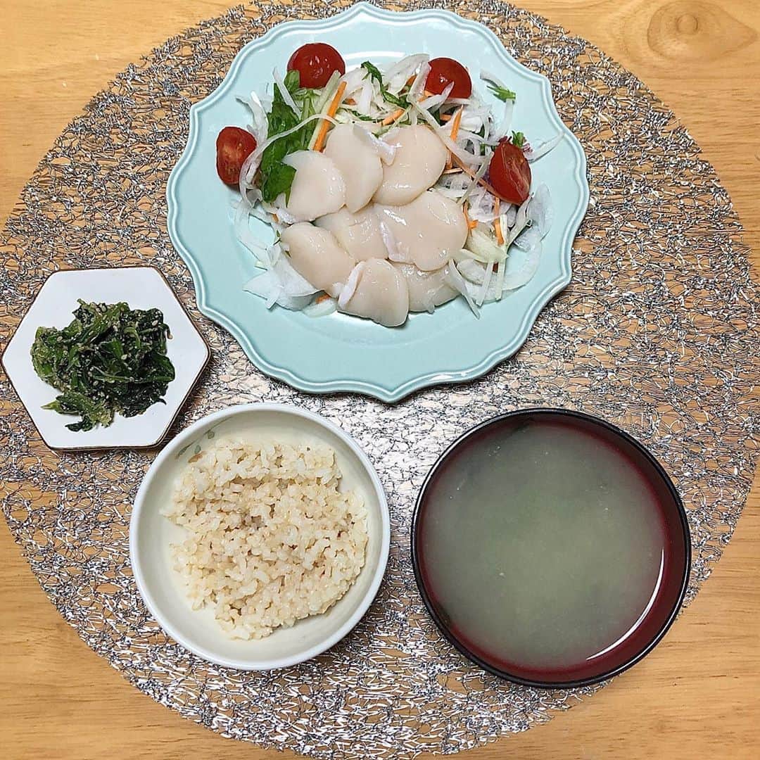 みのり(26)＠東京 ダイエットのインスタグラム：「. . .  #健康ごはん (´,,•ω•,,｀) . 夜勤明けにラーメン食べて 一日中Switch🎮して、7時にご飯。 . . ホタテの刺身と野菜サラダ ほうれん草の胡麻和え ごはん わかめの味噌汁 . . . 料理したか？って聞かれると、 ホタテきっただけで、 ご飯炊いただけでなにもしてない。笑 . . 自炊では、脂質をとりすぎないように 気をつけてるよ。 . 食事管理してたときは、 肌荒れとか全くなかったんだけど。 . 今はホルモンとかアブラモノとりすぎなのか、 ニキビがおでこにできちゃって。 . . おでこだから思われニキビなんだけど #やかましい . そもそもフキデモノなんだけど。 栄養の取りすぎには注意しますわ（´・ω・`） . . . ◉ライザップ公認の紹介アンバサダーです。 〜紹介特典で、お安く入会できます〜 . ▶︎全国どの店舗でもOK ▶︎カウンセリング予約前にご連絡ください . 📺RIZAP TVCM出演 🏅RIZAP BMG ファイナリスト2017.2018 . #rizap #ライザップ #ダイエット #diet #レコーディングダイエット #ダイエッター #公開ダイエット  #食べて痩せる #おうちごはん #食べる #糖質制限 #低糖質ダイエット #和食 #クッキングラム #自炊女子 #腸内環境 #食事管理 #痩せる食事 #アレンジレシピ #ダイエットメニュー」