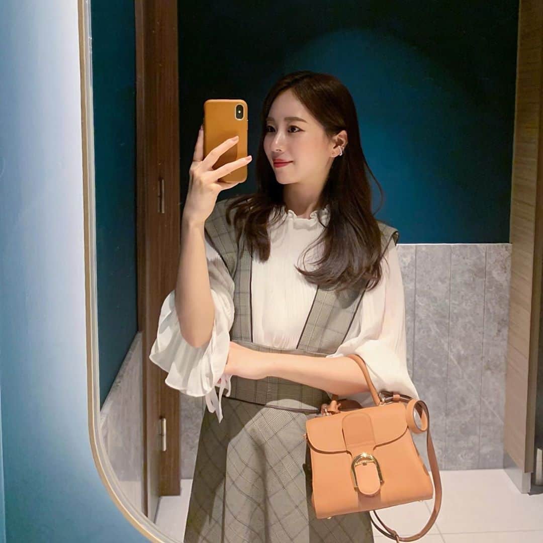 ハンナミのインスタグラム：「🤳🏻✨🤍  チェック柄、いつぶりに着たかな ?♡ 秋🍂な色合わせだった :)  #zentisosaka」