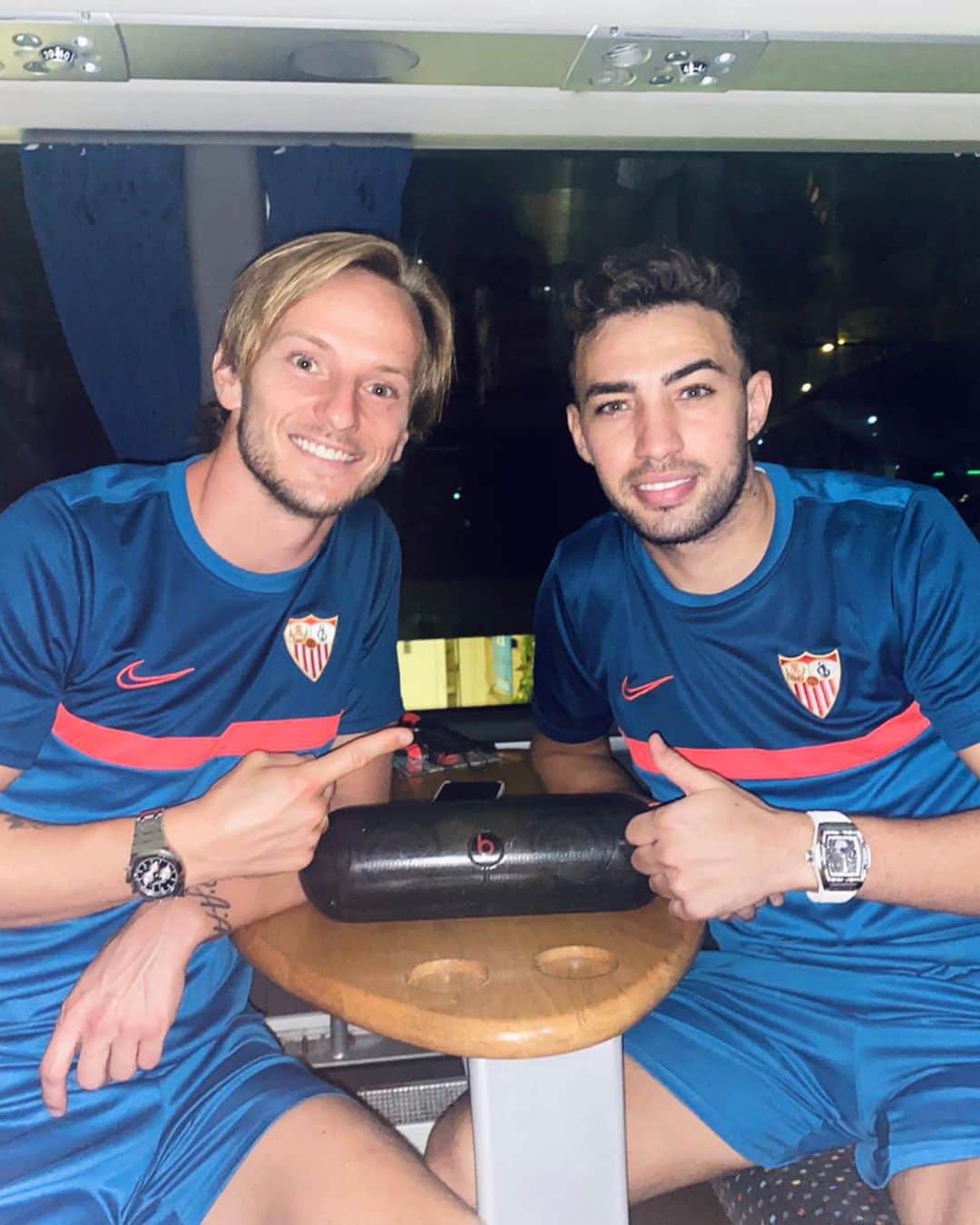 イヴァン・ラキティッチのインスタグラム：「Gracias @munirhaddadi por la asistencia! 🙏🏼🤩👌🏻#WeAreSevilla #IvanRakitic — Thank you @munirhaddadi for the assist! 🙏🏼🤩👌🏻」