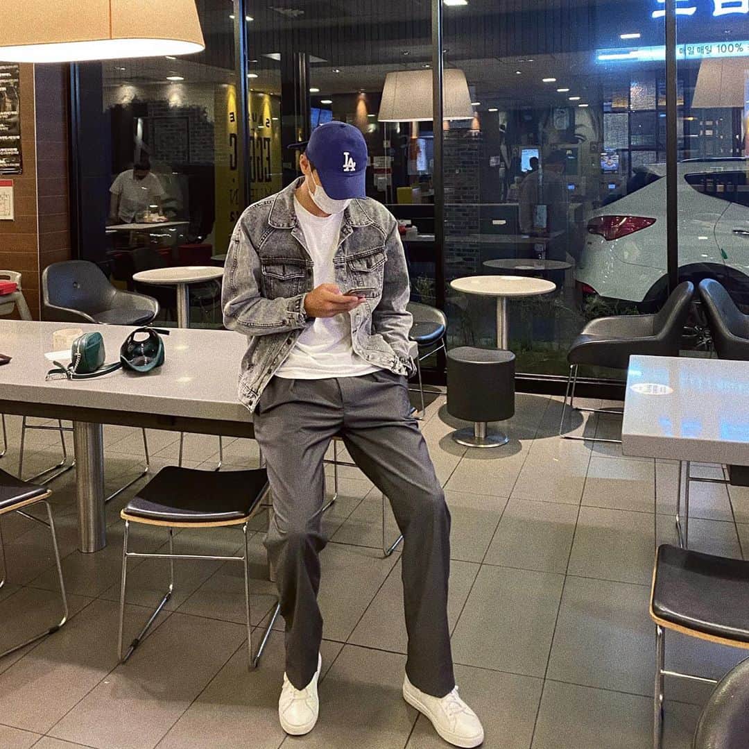 イム・ジンウのインスタグラム：「조금은 느리지만 한사람의 남자로써  조금씩 조금씩 성장하고 바뀌고 있는걸 느끼는 요즘 - 그래서 #햄버거 가 좋아지는요즘 #맥도날드 #롯데리아 ,, - - - - - - - - - - -」