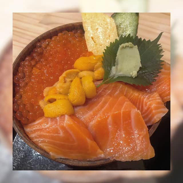 中西香菜のインスタグラム：「﻿ ﻿ ﻿ 🍣三角市場🍣﻿ ・﻿ ♡﻿ ・﻿ 三角亭で海鮮丼を﻿ 食べました🤤﻿ 自分で3種類セレクト出来るんだけど、﻿ かなはうにといくらとさーもんに💗﻿ とってもおいしくて忘れられない😣✨﻿ 北海道っておいしいものいっぱいやなぁ🥺﻿ ・﻿ ♡﻿ ・﻿ ♡﻿ ・﻿ #北海道 #三角市場﻿ #小樽﻿ #小樽グルメ﻿ #小樽観光﻿ #北海道旅行﻿ #札幌﻿ #北海道グルメ﻿ #北海道海鮮丼﻿ #海鮮丼﻿ #うにいくら丼﻿ #サーモン丼﻿ #食べスタグラム﻿ #海鮮丼ランチ  #北海道ランチ #小樽ランチ #中西香菜」