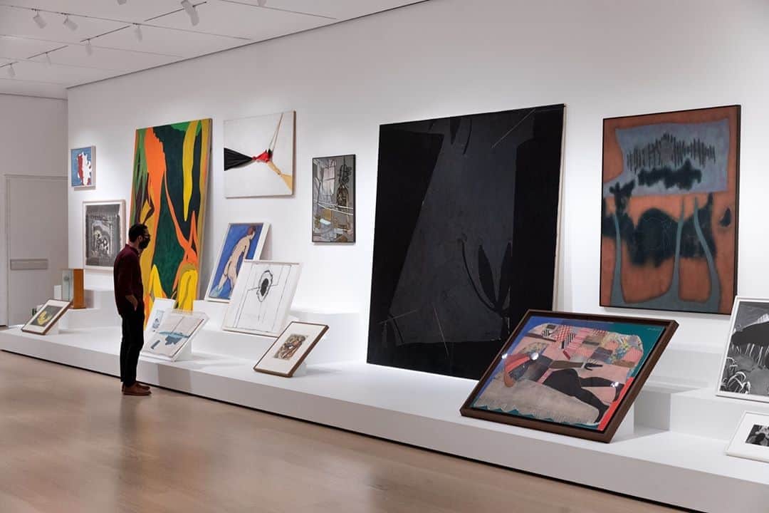 ニューヨーク近代美術館のインスタグラム：「“Even though shape is everywhere, we don’t talk about it much," artist #AmySillman has reflected.  There's only one week left to catch "The Shape of Shape," Sillman's Artist’s Choice installation drawn from the #MoMACollection. The "eccentric, poetic, or intimate" works in the exhibition span vastly different time periods, places, and mediums, many rarely seen.  Discover the artist's highly personal exploration of shape modern art in "Artist’s Choice: Amy Sillman—The Shape of Shape," on view through October 4.  ​Can’t make it to MoMA? We’re bringing our galleries to you with #MoMAVirtualViews. Explore the exhibition from wherever you are at mo.ma/shapeofshape --- [Installation view of "Artist’s Choice: Amy Sillman—The Shape of Shape," on view at The Museum of Modern Art, New York from October 21, 2019, through October 4, 2020. © 2020 The Museum of Modern Art. Photo: Robert Gerhardt] @amyandomar」