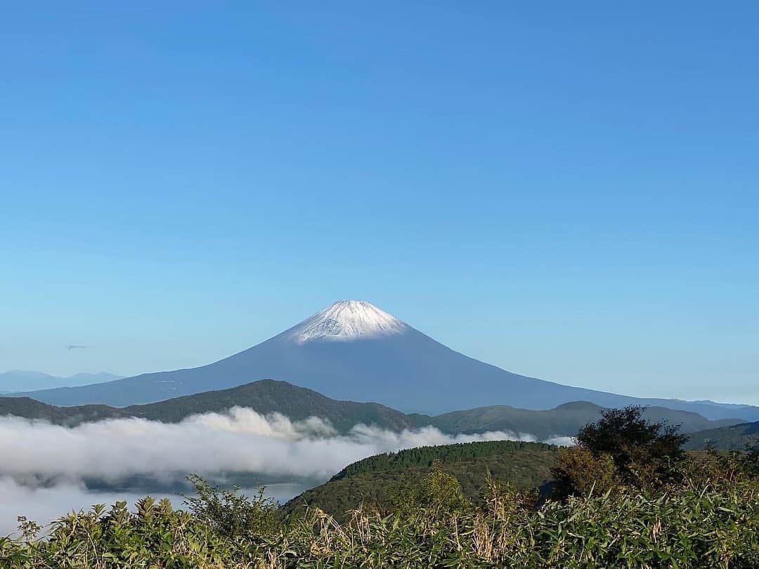 フランスアンティーク ランスタンさんのインスタグラム写真 - (フランスアンティーク ランスタンInstagram)「今朝の#富士山 🗻 天気予報を見たら　今日だけは晴れ予報になっていたので、#箱根 滞在中に富士山が綺麗に見える、大観山に行こうと決めていたけれど、偶然にも#初冠雪 になって得した気分です💓 昨夜の予定では日の出時刻、とか考えてたけれど、間に合わず。 しかし、これでも6時半ごろなんですよ😭 ． 3枚目は芦ノ湖畔から、#箱根神社⛩ にちょっとだけ富士山。」9月28日 22時02分 - antique_france