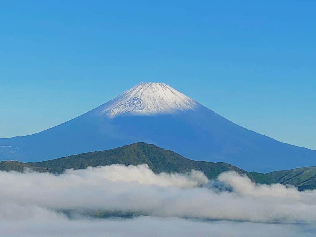 フランスアンティーク ランスタンさんのインスタグラム写真 - (フランスアンティーク ランスタンInstagram)「今朝の#富士山 🗻 天気予報を見たら　今日だけは晴れ予報になっていたので、#箱根 滞在中に富士山が綺麗に見える、大観山に行こうと決めていたけれど、偶然にも#初冠雪 になって得した気分です💓 昨夜の予定では日の出時刻、とか考えてたけれど、間に合わず。 しかし、これでも6時半ごろなんですよ😭 ． 3枚目は芦ノ湖畔から、#箱根神社⛩ にちょっとだけ富士山。」9月28日 22時02分 - antique_france