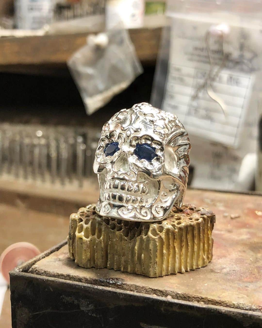 のインスタグラム：「Looking forward to seeing this one arrive back from being plated 🙌 Super friendly customers purchased this one with Sapphire Eyes and Black + Gold Plating 👏💀👏 #candyskull #skull #fashion #silver #ring #jewellery #fulljaw #sapphire #gem #gemstone #gothic #heavymetal #rocknroll #halloween」