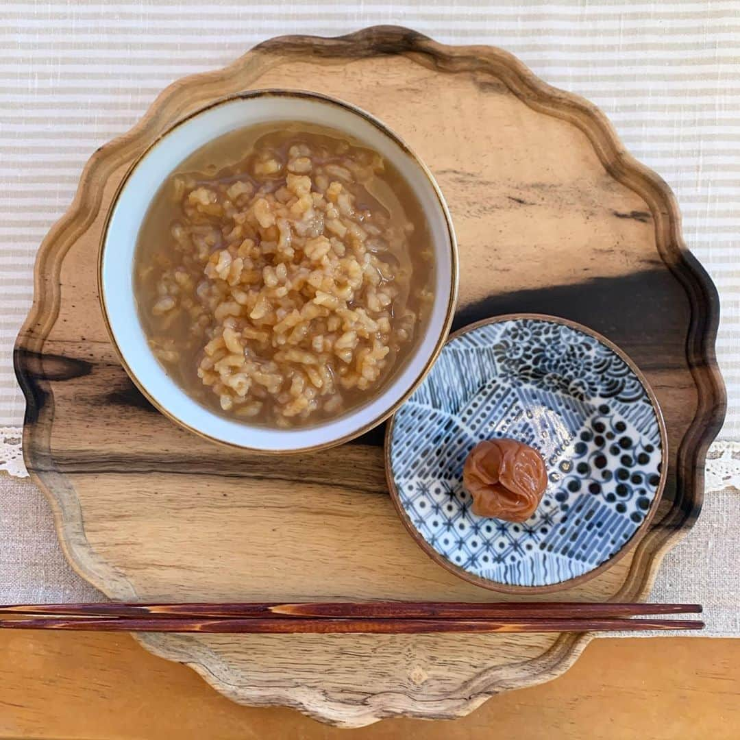 沢瀉美緒さんのインスタグラム写真 - (沢瀉美緒Instagram)「※ Japanese breakfast 🥢 . Only too simple porridge made from  roasted green tea and pickled plums✨ . 今朝の朝食は茶粥と梅干。 修行僧のような朝ご飯😋 . 梅干は大好きな箱根の村上二郎商店の。 . 糠漬け、まだ食べ頃じゃないから 出せなかった😢 . そして、素敵なトレイは @tsudamoku さんの✨ . . #茶粥 #梅干 #朝ご飯 #朝食 #breakfast #村上二郎商店 #佃眞吾」9月28日 22時06分 - mio_omodaka