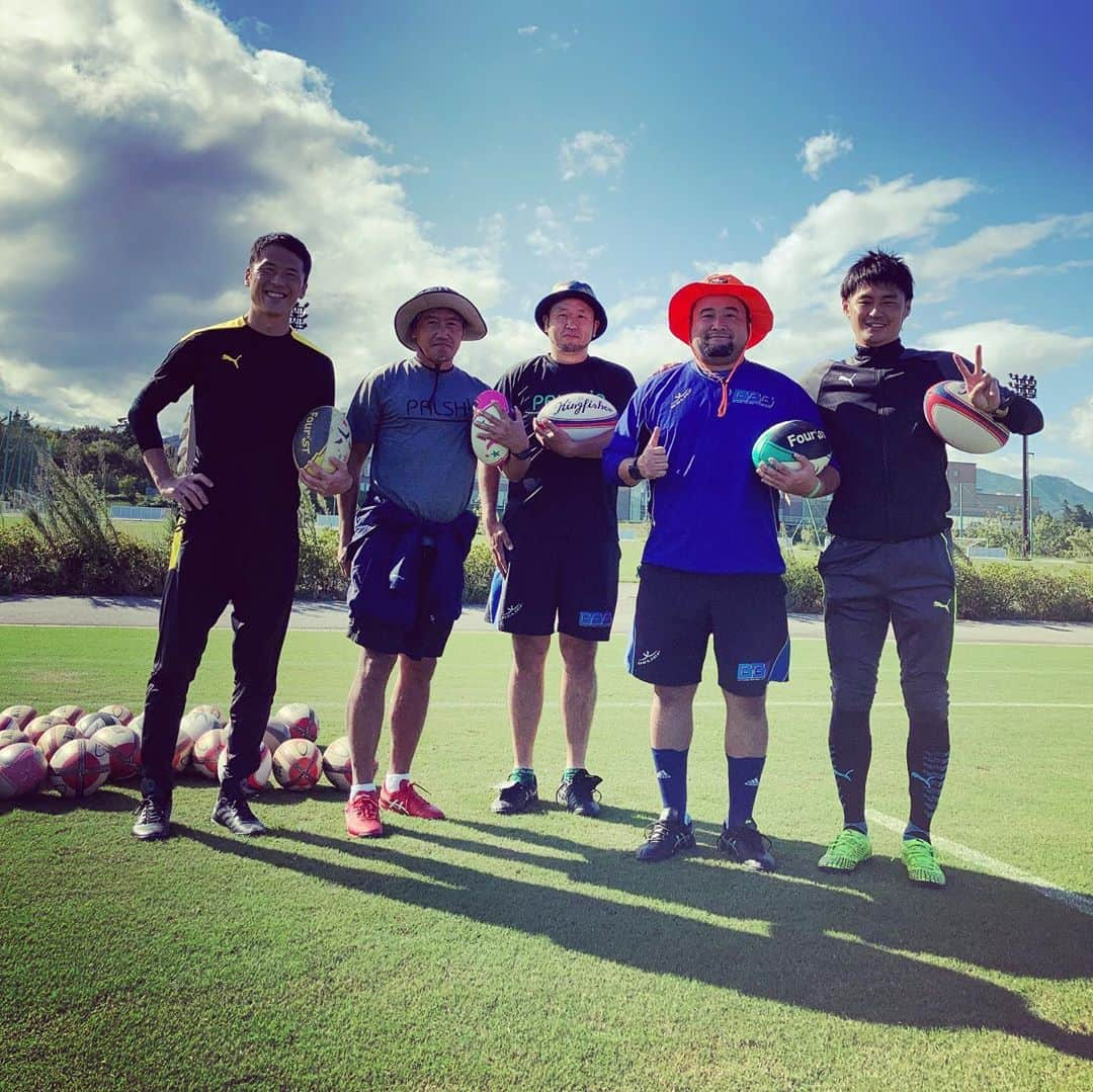 西嶋弘之さんのインスタグラム写真 - (西嶋弘之Instagram)「#ラグビー体験教室開催#Jヴィレッジ#天然芝#楢葉中学校#体力向上#西山淳哉さん#下瀬央輔さん#岩崎誠さん#dream福島アクションプラン#西嶋弘之#野本安啓#挑戦#3C  笑顔あふれる時間でした。放課後の時間を活用しての運動教室。Jヴィレッジのふかふかの天然芝の上を目一杯走り回る地元の中学生の姿が印象的でした。ほんと楽しかった。色々と勉強になりました。 前回は西嶋と今年から一緒に活動してる野本安啓のサッカー教室を開催。野本とは札幌で少しの間一緒にプレーしてました。まさかまた一緒に仕事するとは。。。笑 自分の結婚式では卓人と一緒におどってくれました。。。なつかしい。。。  引き続きできることを丁寧にがんばろう。  1〜4号すくすく成長中。4号はよく笑います。  西嶋家は元気です。」9月28日 22時13分 - hiroyukinishijima6