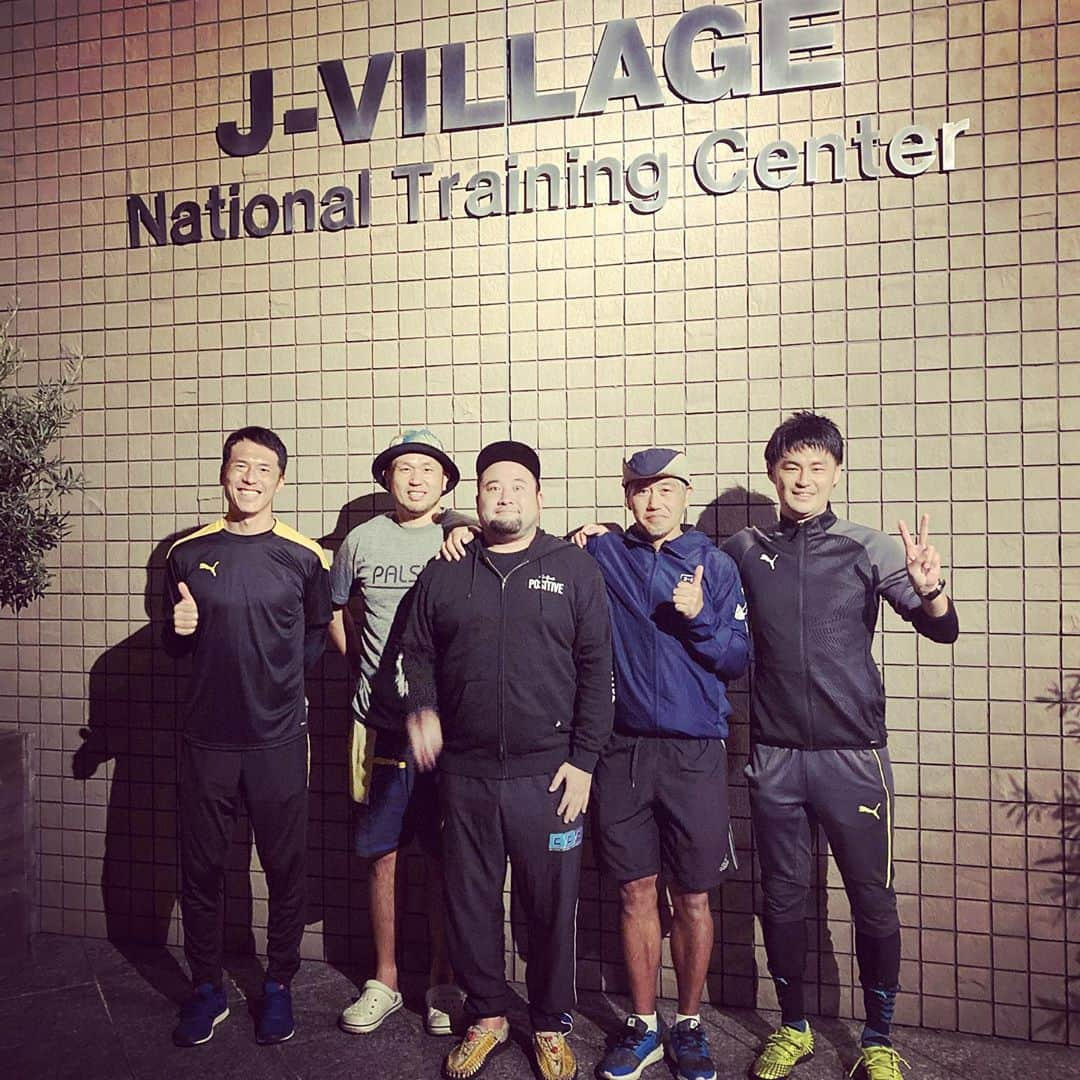 西嶋弘之さんのインスタグラム写真 - (西嶋弘之Instagram)「#ラグビー体験教室開催#Jヴィレッジ#天然芝#楢葉中学校#体力向上#西山淳哉さん#下瀬央輔さん#岩崎誠さん#dream福島アクションプラン#西嶋弘之#野本安啓#挑戦#3C  笑顔あふれる時間でした。放課後の時間を活用しての運動教室。Jヴィレッジのふかふかの天然芝の上を目一杯走り回る地元の中学生の姿が印象的でした。ほんと楽しかった。色々と勉強になりました。 前回は西嶋と今年から一緒に活動してる野本安啓のサッカー教室を開催。野本とは札幌で少しの間一緒にプレーしてました。まさかまた一緒に仕事するとは。。。笑 自分の結婚式では卓人と一緒におどってくれました。。。なつかしい。。。  引き続きできることを丁寧にがんばろう。  1〜4号すくすく成長中。4号はよく笑います。  西嶋家は元気です。」9月28日 22時13分 - hiroyukinishijima6