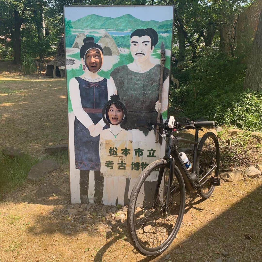 小宮山瑞季さんのインスタグラム写真 - (小宮山瑞季Instagram)「もうすっかり涼しくなって、大好きな秋服が着られるようになって嬉しいです🌰🍂🍁 これは夏の思い出！ 松本エリアを自転車でめぐりながら、 松本市波田のスイカを食べ、考古博物館の顔はめパネルにはまり、とにかく夏を満喫したいちにちでした🌞🌴🌺✨ ※特別に店前で試食させていただきました。 一緒に巡って下さったのは、元オリンピック選手の鈴木雷太さん！ とても優しくて、自転車の魅力を教えていただけて嬉しかったです⸌⍤⃝⸍ そして、食リポが完璧でした！！！(笑) 私が巡ったのは、信州アルプスフォトチャリーのコース🚴❤ 詳しくはHPでチェック！ 豪華賞品ゲットして下さい～🙌💕 @alps_photochally  ・ #土曜はこれダネッ #夏の思い出 #自転車旅 #信州アルプスフォトチャリー #サイクリング #cycling #鈴木雷太 #オリンピック選手 #すごすぎ #松本市 #matsumoto #松本市波田 #スイカ #watermelon #考古博物館 #考古学 #顔ハメ #顔ハメパネル #夏の思い出 #大好きな秋 #長野放送 #アナウンサー #小宮山瑞季」9月28日 22時13分 - komiyama_mizuki