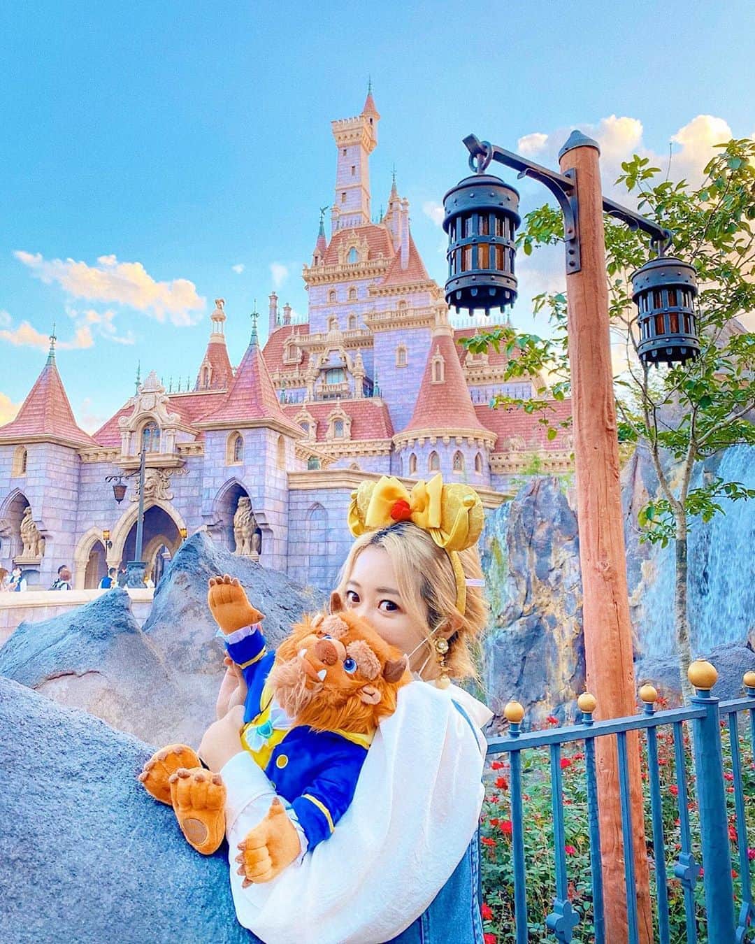 のインスタグラム：「🌹🏰📚﻿ ﻿ ﻿ ニューファンタジーランド﻿ グランドオープン初日！﻿ 無事行ってきたよーーー！！😭💞💞💞﻿ ﻿ #町ベルバウンド で😍📚﻿ ﻿ ﻿ ﻿ ﻿ ﻿ まさかの、今日も﻿ #美女と野獣魔法のものがたり の﻿ 抽選が当たって…！！！😭🥀﻿ (それ以外は当たらなかった🤣)﻿ ﻿ 2回目の乗カップ(←)してきました😭❤️❤️❤️﻿ ありがたや…😭❤️💭﻿ ﻿ ﻿ ﻿ ﻿ DMやコメントに﻿ 質問たくさんもらったので﻿ 明日以降また書いていくね✏️✨﻿ ﻿ ﻿ ﻿ 今日はみなさんおつかれ様でした😌💞🥀﻿ ﻿ 声かけてくれたフォロワーさんも、﻿ DMくれたフォロワーさんも、﻿ 本当にありがとう！！😊💞﻿ ﻿ -----------------------------﻿ #disneysisters_jp#新エリア﻿ #ニューファンタジーランド ﻿ #美女と野獣エリア」
