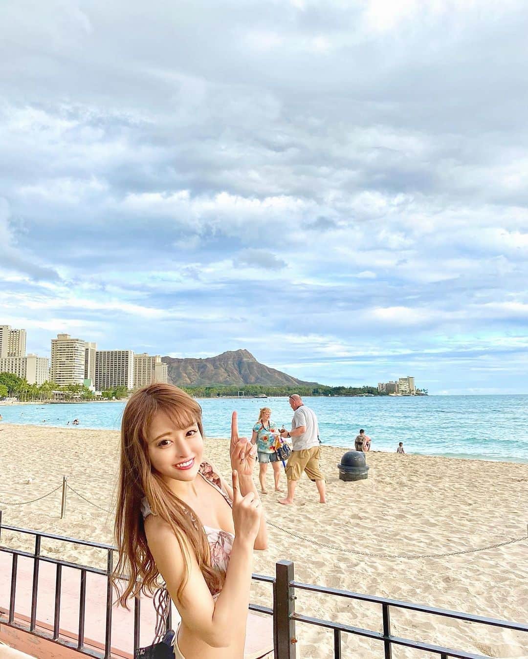 ririさんのインスタグラム写真 - (ririInstagram)「💛❤️💛  さぁこれは何でしょう🤔？　⛰  来年はのぼれるのかな？wwƪ(˘⌣˘)ʃ 携帯の写真多すぎだから たまに整理しないとね😣‼️💦  #love #happy #smile #hawaii #beach」9月28日 22時16分 - riri.ribon