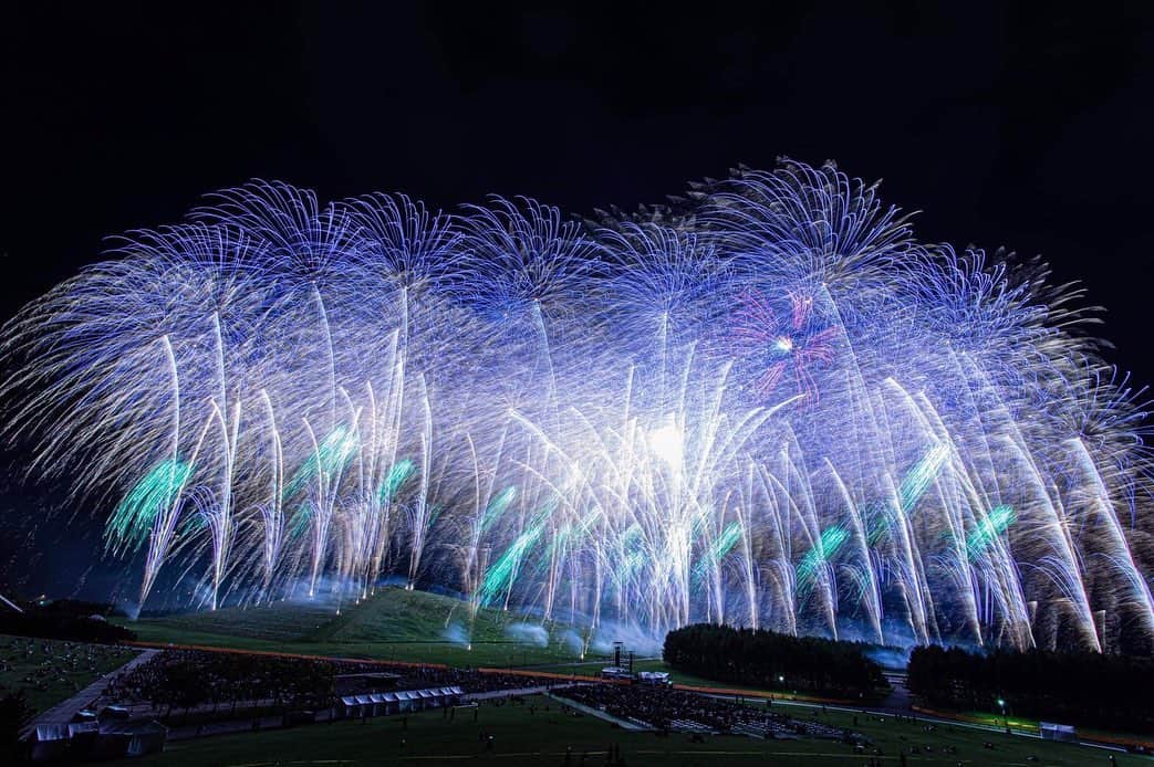 のインスタグラム：「9月5日に行った花火大会(モエレ沼芸術花火　２０２０～医療従事者の皆様に感謝と敬意を込めて～)を医療従事者、児童養護施設の方々にリアルライブ配信させていただきました！  今回、モエレ沼芸術花火2020開催にあたって、リアルライブ配信実施させてもらった理由として、コロナ渦の中で色々なイベントの中止、制限がある中でもリスクを追いながら最前線で戦って下さっている医療従事者の皆様に感謝の想いを込めて花火を届けたいと思っていた所、過去に太陽と子どもプロジェクトで一緒に活動させていただいた石川遼選手、マスク寄付の件で接点があった浦和レッズの宇賀神選手と今回も共に実施いたしました！ また年末に行われた武蔵カップや、zoom訪問もさせていただいた児童養護施設の方々にも届けたいという想いから実現しました！  今後は、医療現場だけではなく、様々な困っている方々、例えば誹謗中傷を受けているひとだったり、なかなか大きな声になりにくい小さな声を世の中のひとに届けるサポートをHokkaido Dreamはもちろん、他団体とも手を取り合いながらしていきたいです  個人としてもサッカーで皆さんに勇気や希望を与えれるよう、今後も精一杯プレーしていきます！  #モエレ沼芸術花火 #hokkaidodream #ホッカイドウドリーム #ugajinesforcoplace #太陽とこどもプロジェクト」