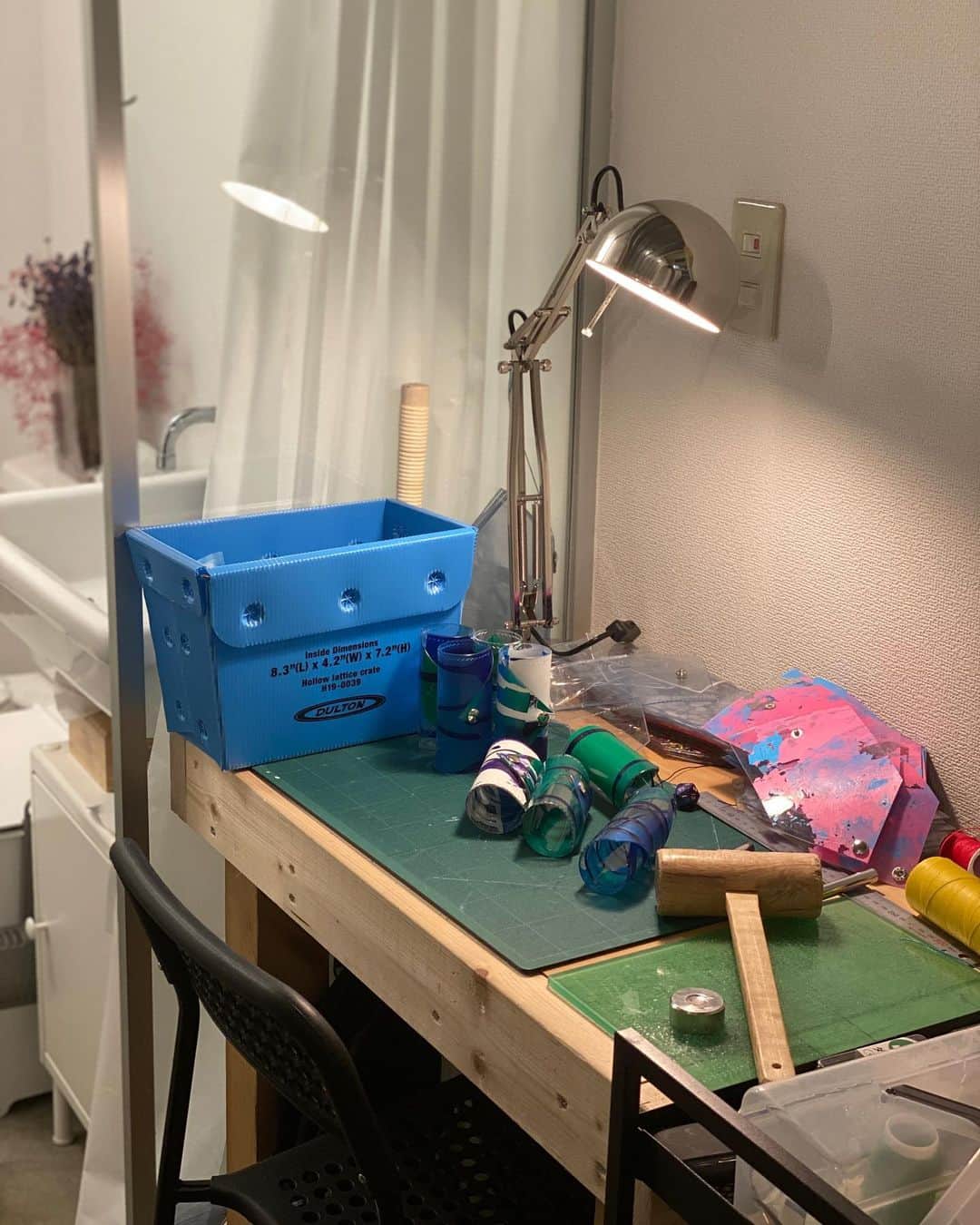 安部ニコルのインスタグラム：「🏡の一部公開その3🔨👛🤚🏼💄🦋💫  このスペースはポールがハンドメイドの作業用で使う小さな小さなアトリエスペース🧑🏼‍🔧 テーブルは自分で作ったテーブル😳⚒テーブルまでハンドメイドって、すご‼️✨ そしてこのテーブルはとってもいい感じなので、たまに私のメイク用テーブルになったりもします🤗(ごめんね)もちろんその後はちゃんと綺麗にしてるよ！w  ランプと椅子はIKEA 青いボックス？はゴミ箱として使ってるんだけど、これはDULTON JIN-NAN たくさん置いてあるお財布は、作業途中の　@sept.marot と @moz098 さんコラボのハンドメイドワレット🔥正真正銘世界に一つだけのお財布💓発売日はまだ未定らしいけど、、完成が楽しみ😆  #インテリア　#アトリエ　#ハンドメイド　#IKEA #dulton_jinnan #Sept #セプト　#ハンドメイドワレット　#財布」
