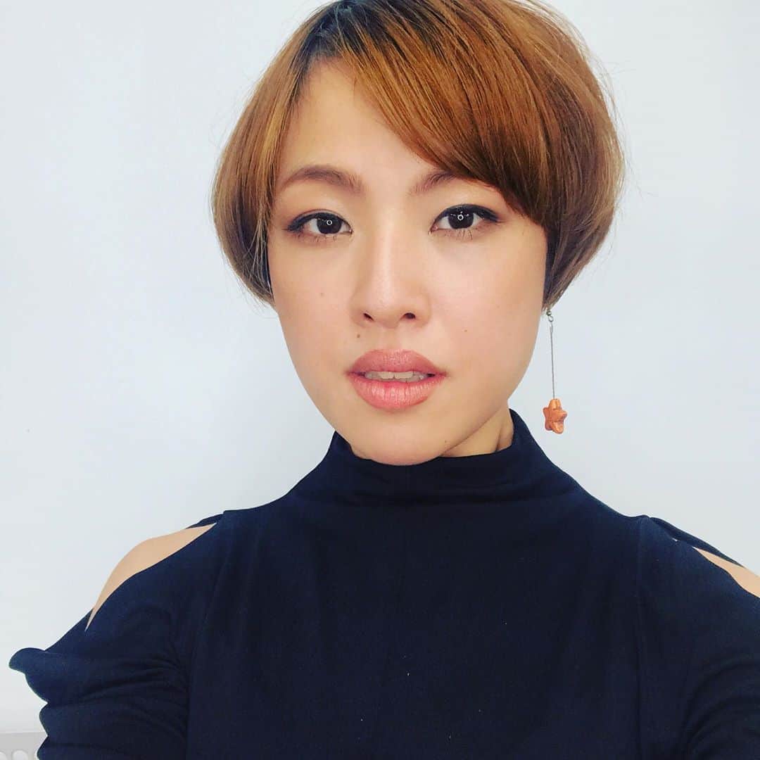 五十鈴ココのインスタグラム：「素敵なご縁がキッカケで 美の魔法使い たえさん @taehiromi に 魔法のメイクアップを施して 頂きました🦄🔮  Be-Staff 東京校 @bestafftokyo にて💄💋  今まで ライブやミュージカル以外は ほぼほぼ スッピンで過ごし 何も考えずに ぼーっと 肌やお化粧には 無頓着だった （逝）  たえさんの メイクアップは 軽くて自然で カウンセリングを受けているみたいに 心もフワフワになる。  自分の中の 女の子！みたいな 感覚が 目覚めた 貴重な瞬間でした。  ぼーっと、若干照れながら 何も考えずに 撮った 最後の Beforeすっぴんも 載せました笑  我ながら 笑った笑  お化粧は、医療とも言う。 という 言葉が すごく わかりました。  ペンシルアイライナー 素晴らしすぎて 購入😆  プロフェッショナルの魔法の手に 委ねるのが 一番だけれど  五十鈴も、これを機に メイク💄 してみたいと 思った。そんな いい日でした😆✨」