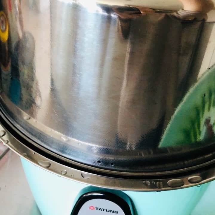 池田有希子のインスタグラム：「今日の #電鍋 は近所の定食屋さんの美味しいナポリタンの温めとスープの下拵えをしてくれた！このナポリタンすごく美味しくて、でもピーマンが入ってなくて、私はナポリタンにピーマン入れる協会会長なのでお持ち帰りしてカスタマイズ😝スープはかぼちゃ、セロリ、栗、鶏肉。ミルクスープにしたら美味しいはず！ #大同電鍋　#電鍋料理」