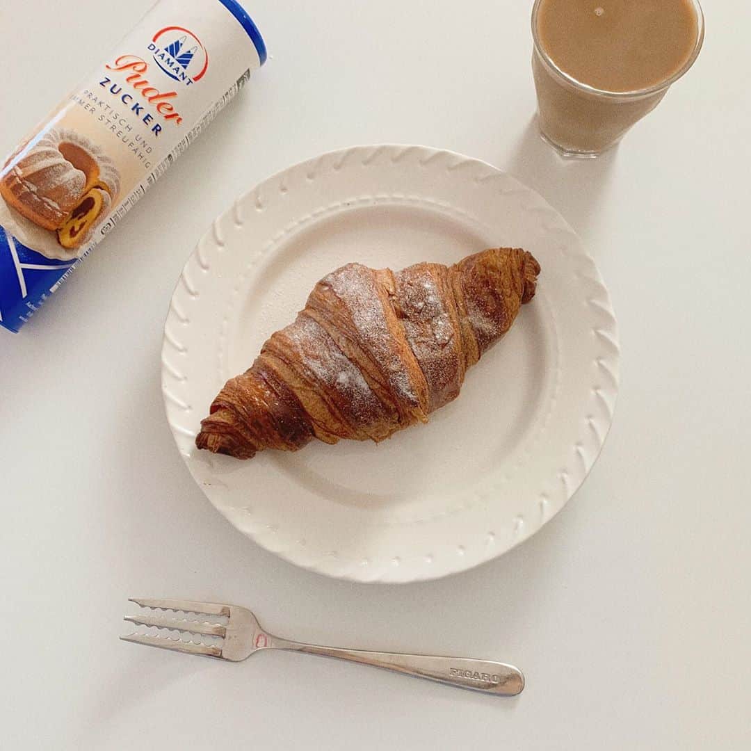 MEGのインスタグラム：「クロワッサンの上にアルミホイルをかけて焼くと表面が焦げないらしいサックサク🥐 ㅤㅤㅤㅤㅤㅤㅤㅤㅤㅤㅤㅤㅤ #megroom🔑 #homecafe #クロワッサン #홈카페」