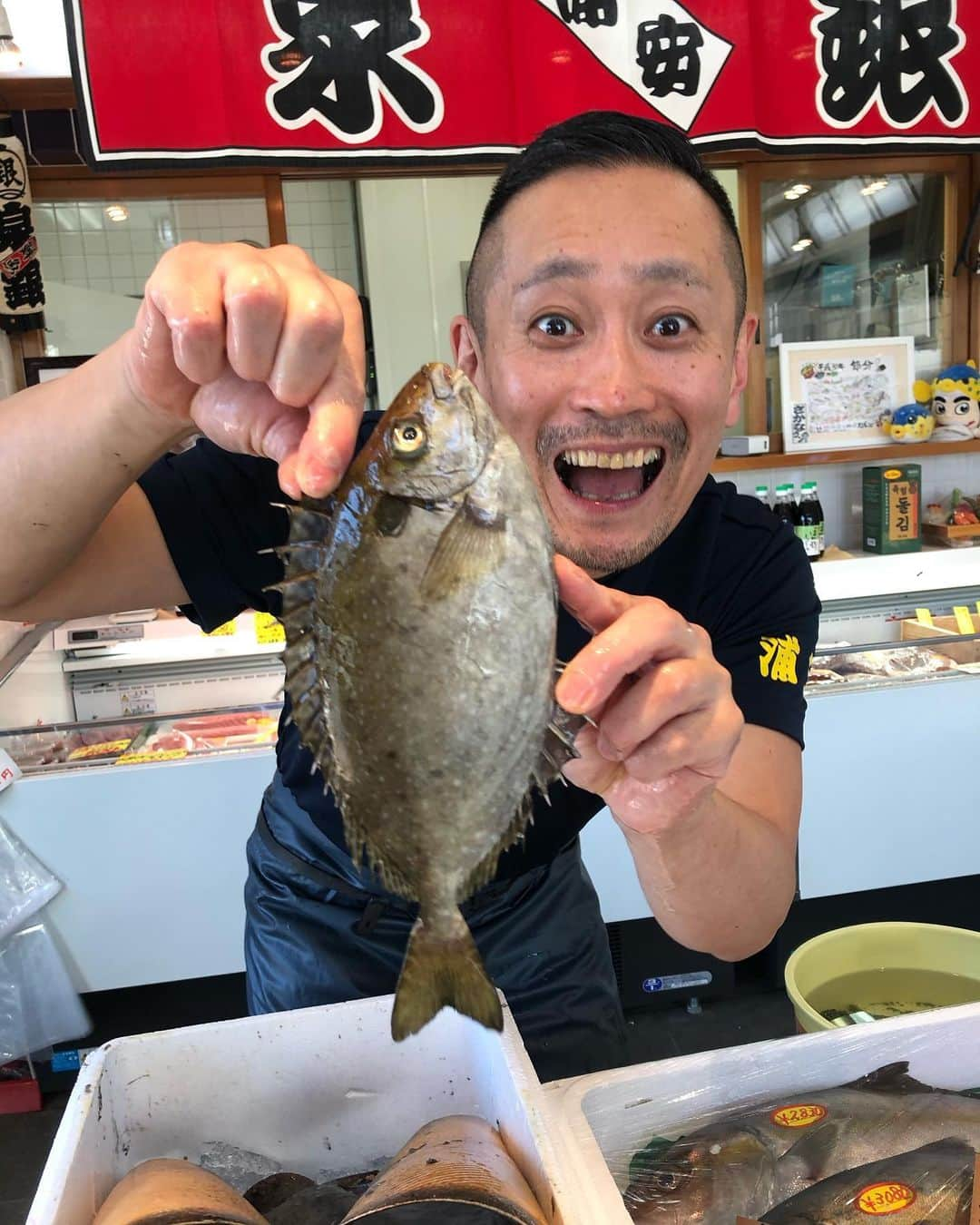 森田釣竿さんのインスタグラム写真 - (森田釣竿Instagram)「市場価値がないと言われる魚ですが、本当に美味しいんです。こんな素晴らしい魚達を知っていただくことも、令和に生きる魚屋の仕事だと思っており鱒。さかなクンのご厚意ですから、丸のままでも大丈夫だという皆様にプレゼントさせていただきました。命をいただく有り難みを決して忘れず、海で働く漁師様に感謝し、さかなクンの魚愛に涙してください。さかなクン！菊丸様！ありがとうどぜう鱒た😭😭😭😭😭 #浦安 #泉銀 # #魚屋 #アイゴ #ハチ #シマイサキ #トビエイ #ツバクロエイ #アカエイ #菊丸 #さかなクン」9月28日 22時35分 - tsurizaomorita3710