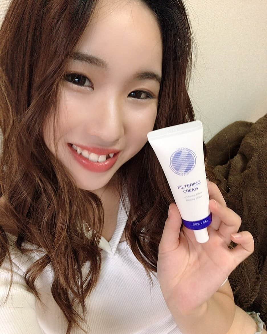 鈴木美南海さんのインスタグラム写真 - (鈴木美南海Instagram)「こんばんは！！ 私が愛用中の『フィルタリングクリーム』  これね、単純に白くしてくれるわけじゃなくて、自分の肌に合わせてくれるトーンアップにピンクトーンを加えて、 さらに生気があるように見せてくれる効果があって、カバー力も良いのでファンデーションの代用にもなる！！ それに、UVカット値数がSPF50+ PA+++でUVAとUVBを二重カットしてくれる！！  敏感肌、トラブル肌の方も安心して使えて、安全性を考えた健康なトーンアップクリーム！  私も愛用してて、最近はファンデしてない😊  是非チェックしてみてください☺️  #dewycel #デュイセル #dewyholic #preciousvaluabledewycel #qoo10 #アマゾン #楽天 #amazon #コスメ #コスメ好きさんと繋がりたい」9月28日 22時35分 - u_minami_official