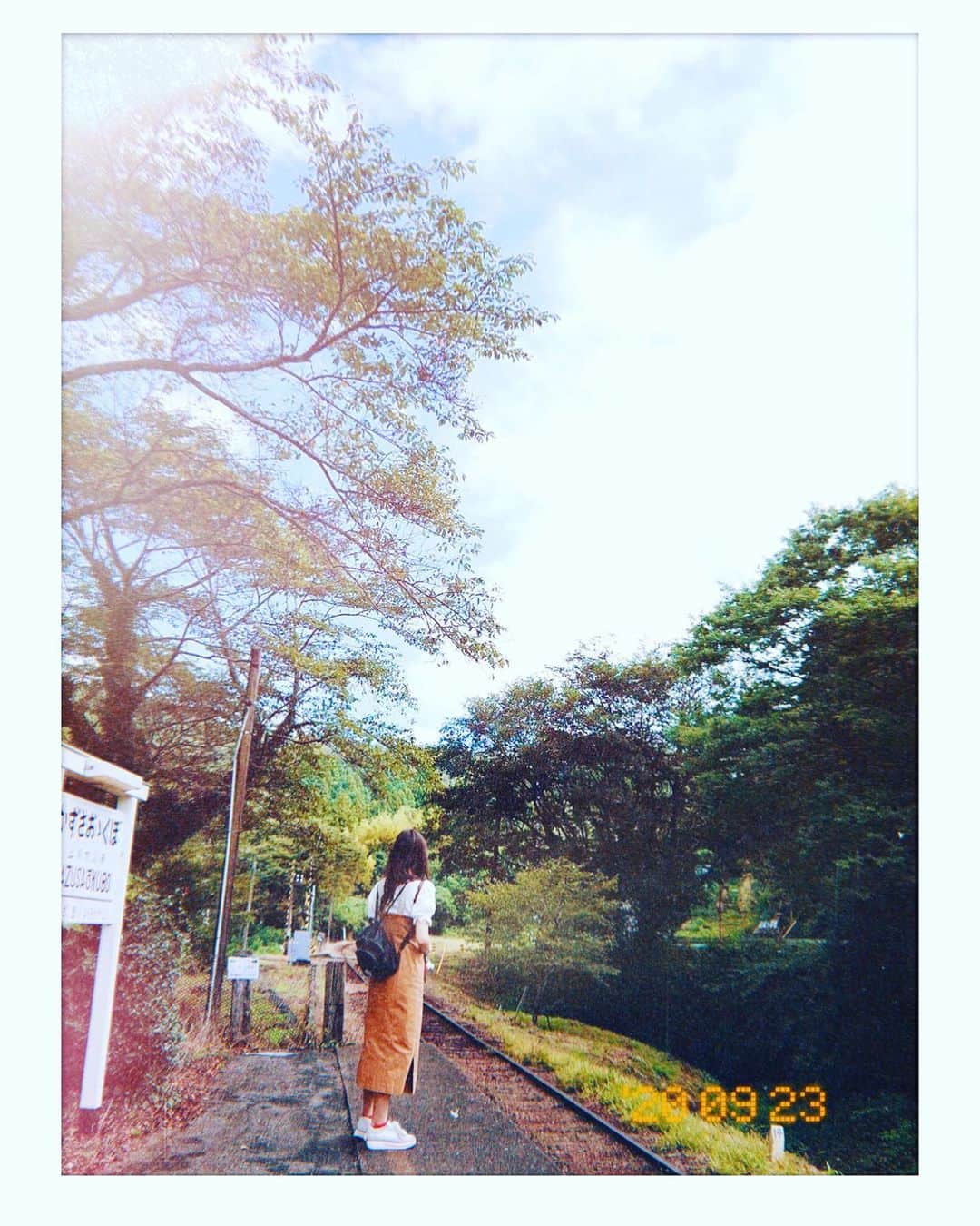 下口ひななのインスタグラム：「チェキ風﻿ ﻿ ﻿ ﻿ 最近チェキ風にハマってるんです✨﻿ チェキ持ってるからいつか誰か撮ろ😆﻿ この日は天気良かった！！！﻿ 9月23日に編集した👍﻿ ﻿ #小湊鉄道 #上総大久保駅  #チェキ風  #9月23日」