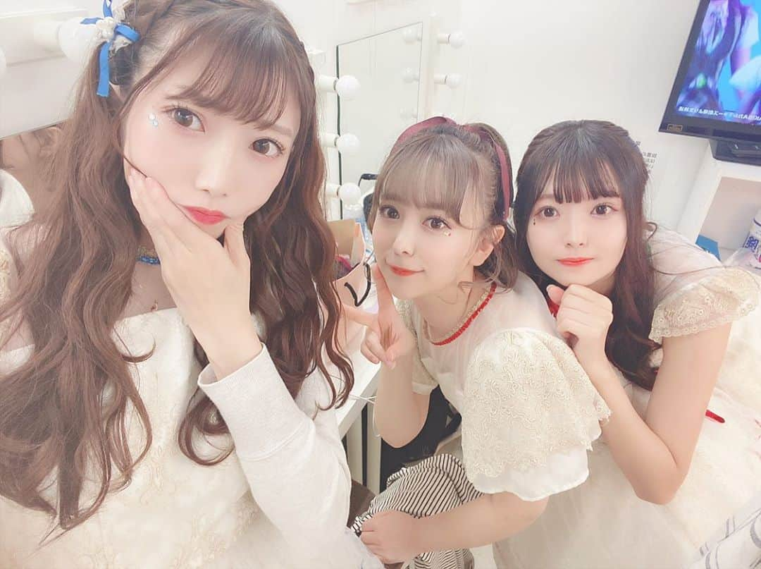 愛迫みゆさんのインスタグラム写真 - (愛迫みゆInstagram)「大好きな#虹色の飛行少女 メンバーたち🌈 みんなかわええ、、、😭💕 . . もっと皆に虹色の飛行少女の魅力伝えるにはどうしたらいいのだろう！ . . この日のMCでは 一人一人虹色の飛行少女の良い所を言っていったの❣️ . . ❤️衣装が可愛い👗 (全部かなかなデザイン✨) 💙楽曲が強い🎤 💛舞台発で演技ができる💃 🐬各方面で活躍する選抜メンバーの集まり 💜虹太郎の治安が良い 🧡顔ラン高い👸 💚仲が良い👩‍❤️‍👩 . . って紹介しました❣️ 皆が思う虹色の飛行少女は？？？(*´ω｀*)🌈 . . ぜひ教えてね💕 もっともっと虹色の飛行少女も愛迫みゆも沢山の人に知ってもらえますよーーーに🙇‍♂️ . . 最近チェキチャとか 皆に頼りっぱなしでごめんね。。 もっともっと頑張ります😤🔥 心折れない、強い気持ち！！！ . . コメント待っておる〜📝💕 おやすみなさいOo｡(｡ρω-｡) 💕 . . #虹色の飛行少女　#アイドル　#idol #偶像 #愛迫みゆ #フォローしてね」9月28日 22時30分 - aisakomiyu