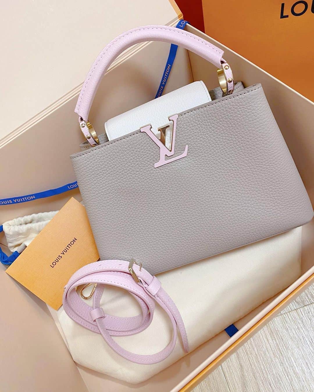 そら のインスタグラム：「♡♡♡ カプシーヌ本当可愛い。💕  #louisvuitton #ルイヴィトン #カプシーヌ #ハイブランド #ショルダーバッグ ﻿ #新宿 #歌舞伎町 #六本木 #ミナミ #キャバ嬢﻿ #キャバクラ #姉妹 #キャバキャバ #麻布 #ラウンジ﻿ #キャバレー #ガールズバー #自撮り女子」