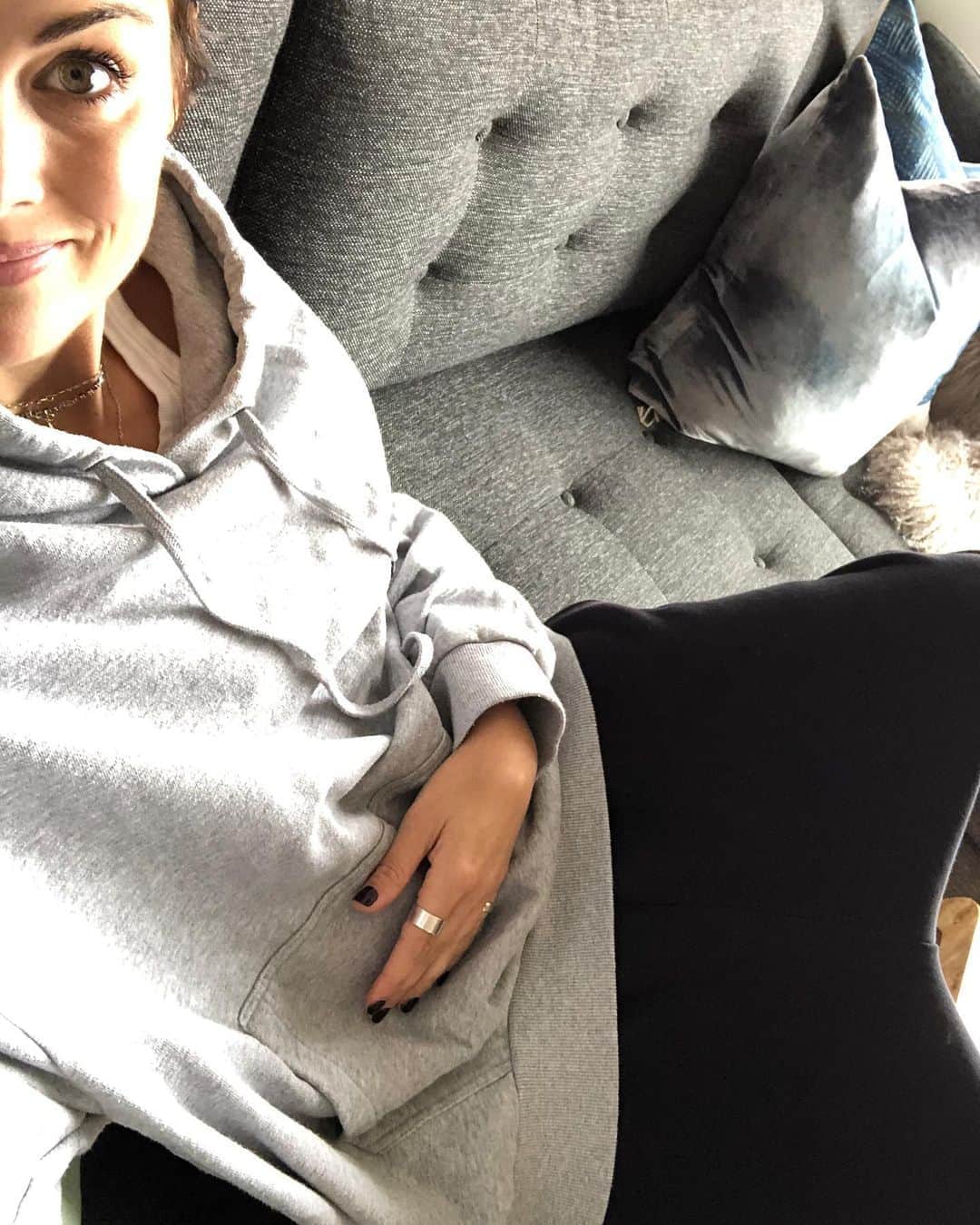 ジェイミー・アレクサンダーのインスタグラム：「Could sit here all day 🤤 #newcouch」