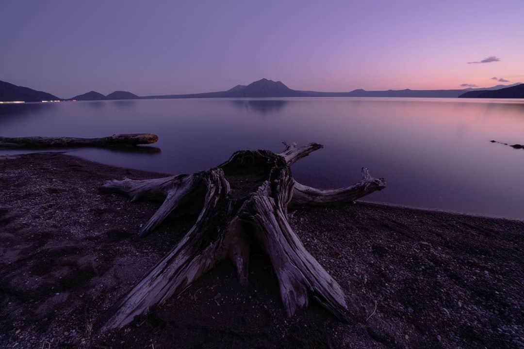 Hikaruのインスタグラム：「#支笏湖 . . .  Shikotsu-ko Lake is mysterious. . . #北海道 #instagram #東京カメラ部 #tokyocameraclub #natgeo #bealpha #sonyphotography #pashadelic #bestjapanpics #ig_japan #natgeoyourshot #yourshotphotographer #naturephotography #ig_worldclub #1x #landscapephotomag #landscapelovers #lovers_nippon #visitjapanjp #bbctravel #art_of_japan #splendid_earth #日本の絶景 #ig_great_pics #BBCtravel #ig_worldclub_sunset」