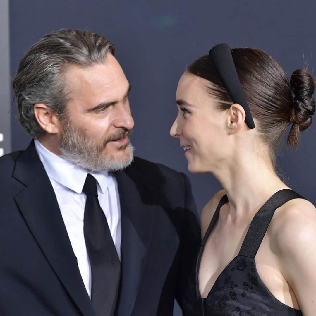 E! Onlineさんのインスタグラム写真 - (E! OnlineInstagram)「Rooney Mara and Joaquin Phoenix have stepped into their biggest roles to date: Parents! Head to the link in our bio for everything we know about their baby boy, River. ❤️ (📷: Getty)」9月28日 22時34分 - enews