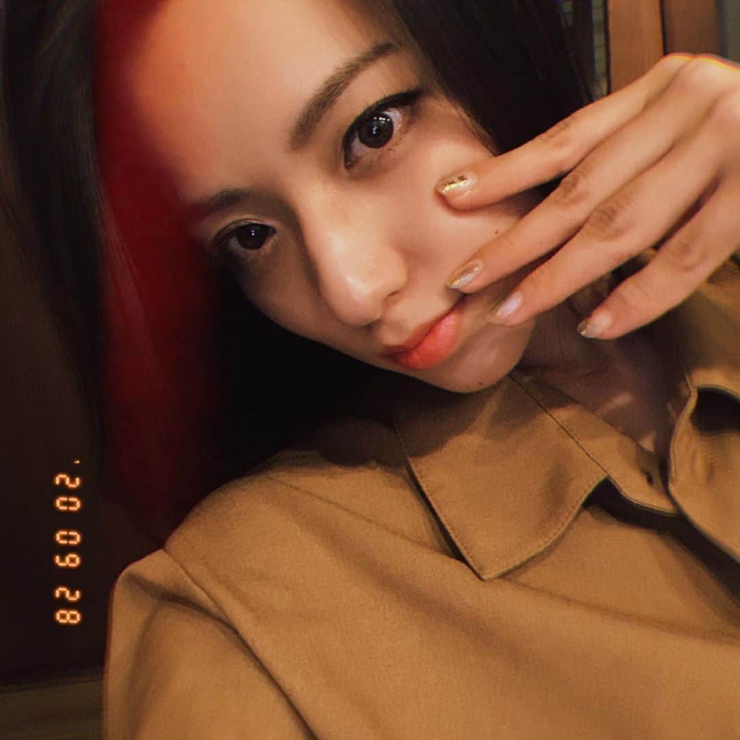 小瀬田麻由のインスタグラム：「* PR @lilybeautynail   先日『lilybeautynail』さんに行ってきました。 暖色のニュアンスネイルに少し多めにゴールドを入れてもらい、秋デザインにしてもらいました。 手を動かすたびに控えめにキラッとするのがとっても可愛い😍💕 銀座という一等地に店舗を構えているのに、リーズナブルで尚且つスピーディーだったのでさくっと空き時間にしてもらえてとっても良かったです。  このデザインとっても可愛いので凄くオススメ！💅✨」