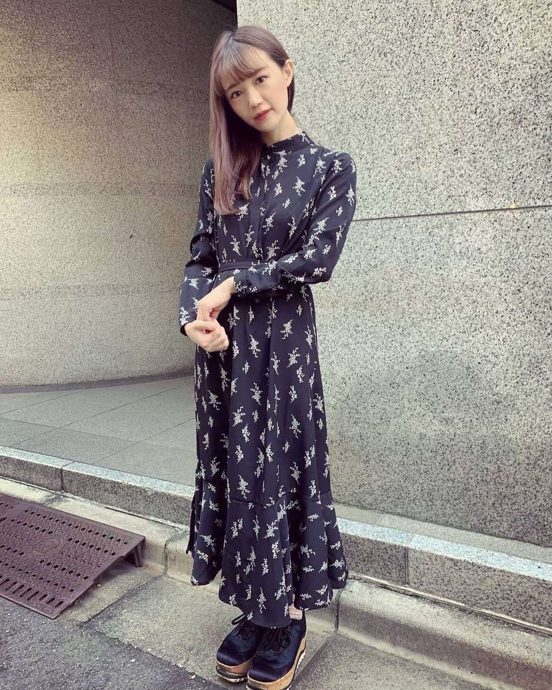 尾崎由香のインスタグラム：「#今日のゆか服  #花柄 の黒 #ロングワンピース 👗 → 韓国系の通販サイトで買ったよ！  #ootd #ファッション #コーデ　#コーディネート　#ワンピース　#お洒落さんと繋がりたい」